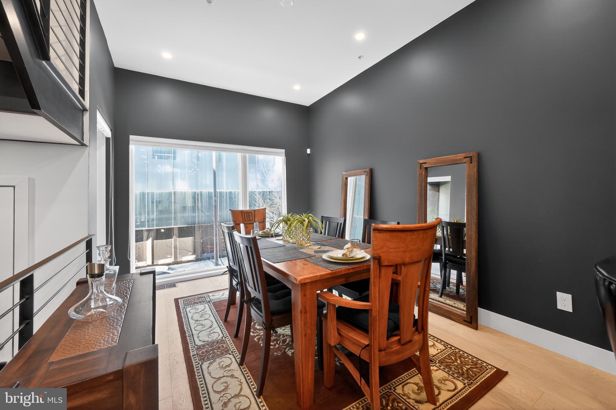 LOGAN SQUARE - Residential