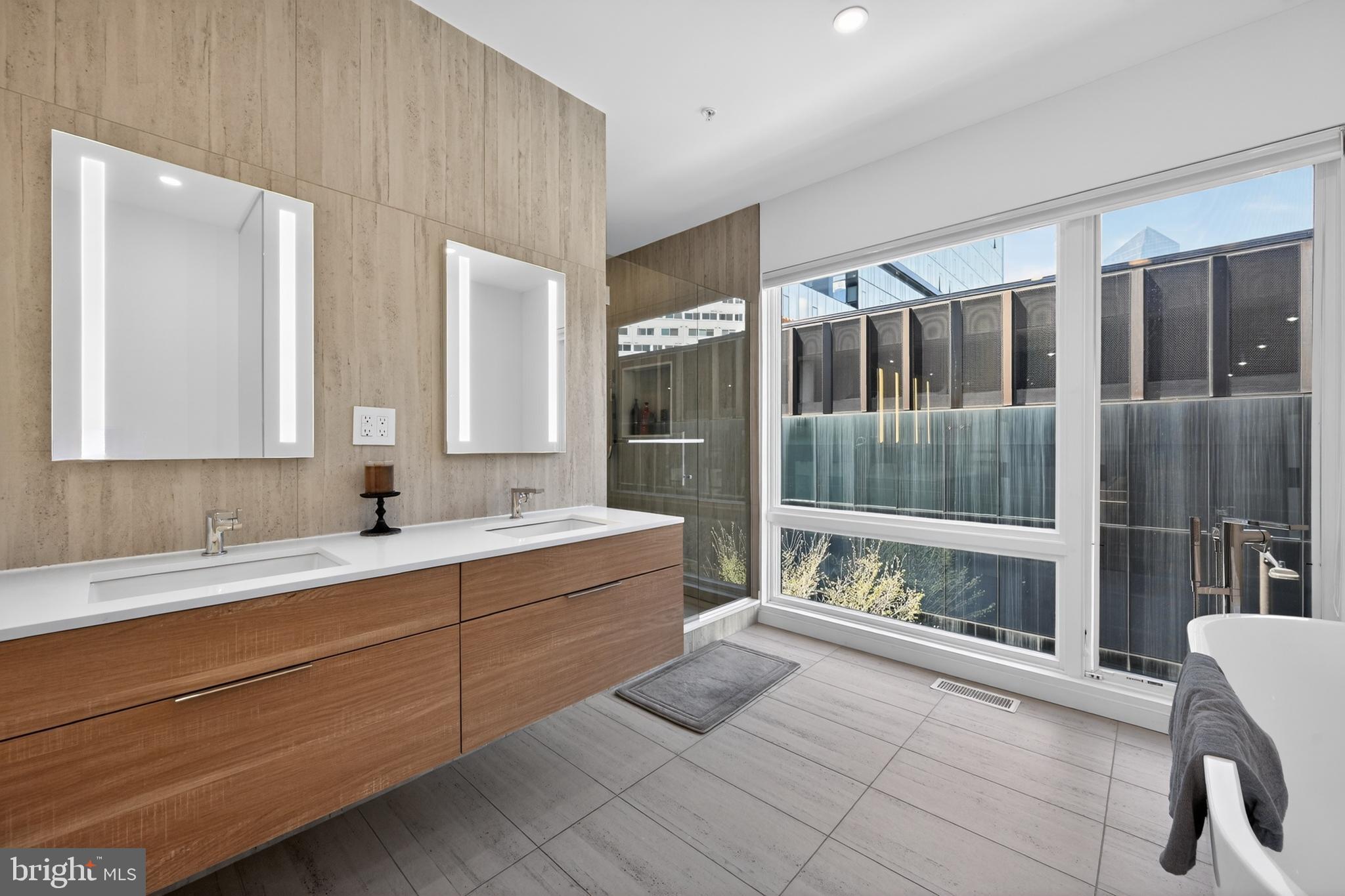 LOGAN SQUARE - Residential