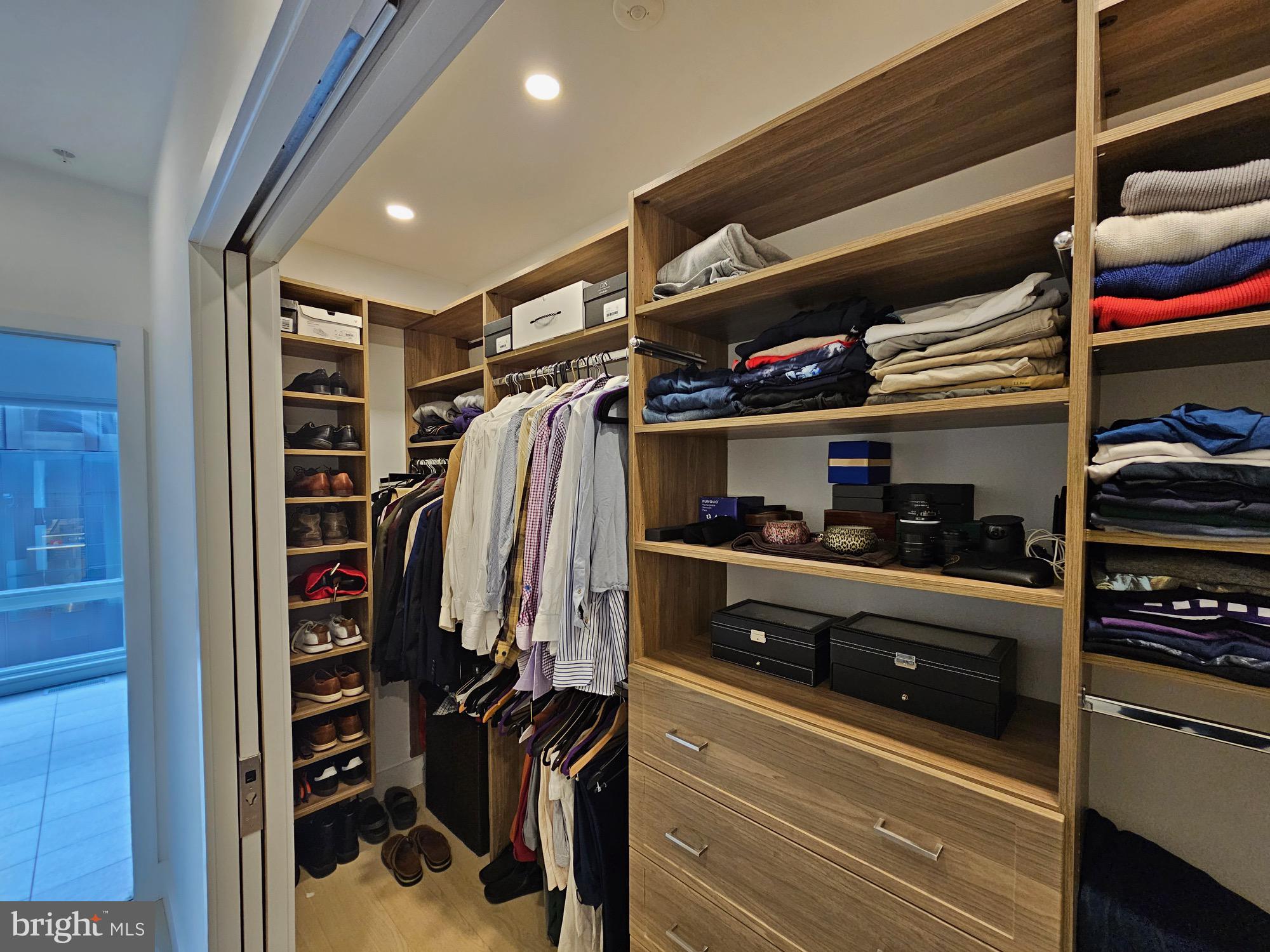 LOGAN SQUARE - Residential