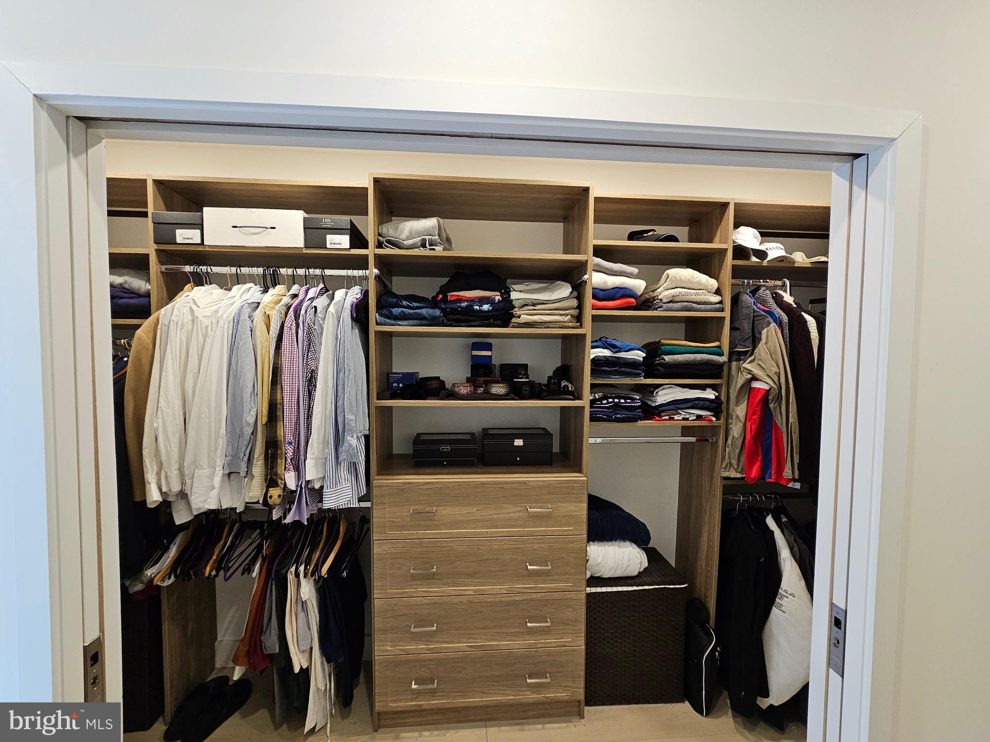 LOGAN SQUARE - Residential