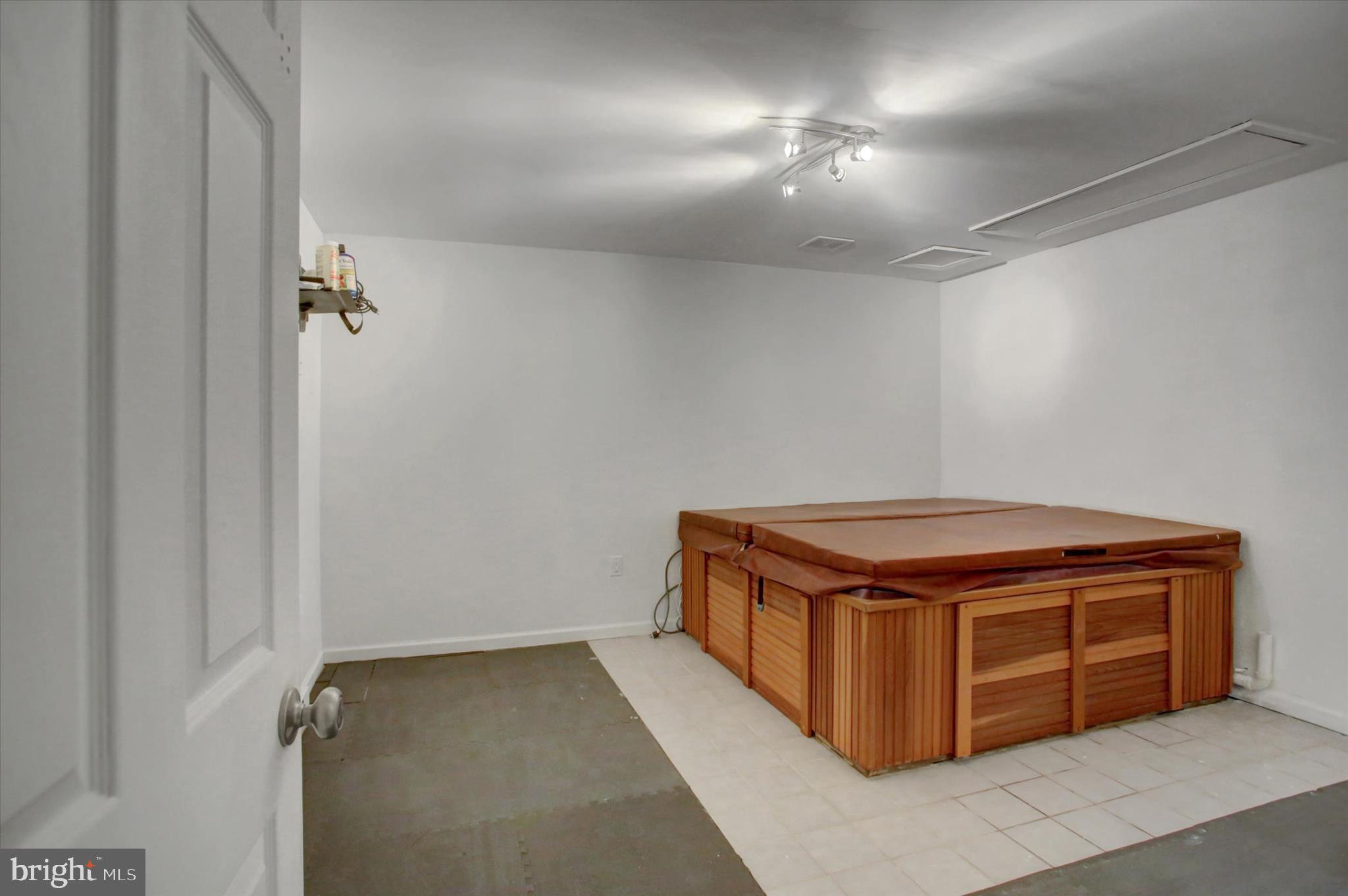 KNOB HILL - Residential