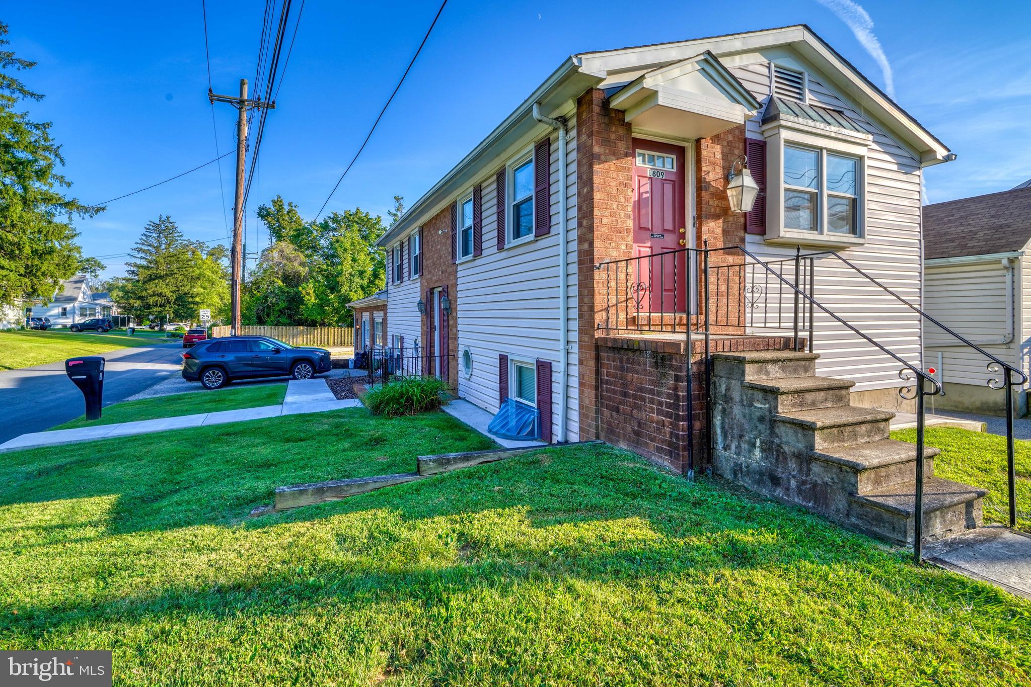 Main image without alt text