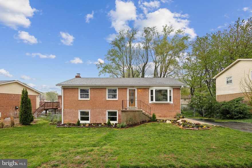 Welcome to 4726 Kellogg Drive, Woodbridge, VA 22193 – No HOA!  This beautifully maintained 4-bedroom, 2.5-bath residence is truly move-in ready, boasting a variety of thoughtful upgrades throughout. The fully remodeled kitchen (2024)  is a standout, featuring brand-new Samsung stainless steel appliances—including a refrigerator with ice maker, dishwasher, stove, and disposal—paired with modern cabinetry and elegant tile accents.  Upstairs, you’ll find new laminate flooring in all four bedrooms, as well as throughout the fully finished lower level (2023). The renovated lower-level full bath (2023) has been updated with a new vanity, mirror, faucet, refreshed wall tile, and sleek porcelain tile flooring. On the main level, the textured ceilings have been professionally removed in the living room, dining room, hallway, and kitchen for a clean, contemporary finish. Updated lighting, including a dimmer in the dining area, adds an inviting ambiance.  Both the upstairs hall bath and the en-suite powder room in the primary bedroom have been freshly painted (2025), creating a bright and refreshed aesthetic. Step outside to a screened-in porch that’s been power washed, repainted, and rescreened—ideal for relaxing or entertaining.

Additional recent updates include:
- Renovated kitchen (2024) with all new Samsung appliances
- New washer & dryer (2024)  
- Hot water heater (2023)  
- Expanded driveway (2022)  
- All toilets replaced (2023)  
- Ducts professionally cleaned and sanitized  
- Roof (2003)  
- Water softener and fireplace convey “as-is”
Conveniently located just minutes from shopping, dining, and major commuter routes.  Don’t miss this move-in-ready home with no HOA and valuable system updates already completed!