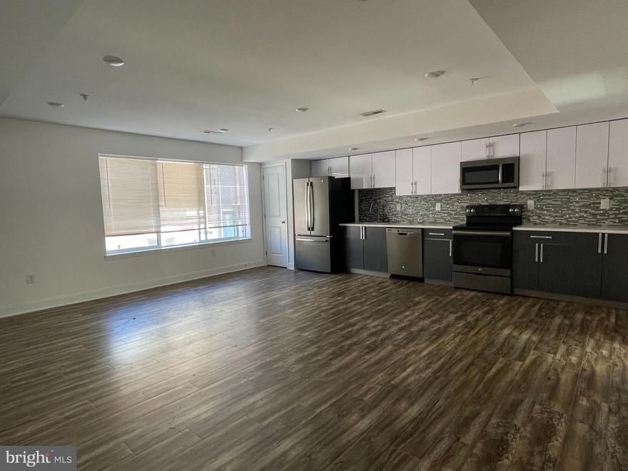 Introducing the Ultra-Modern 2 Bedroom Apartment in Brewerytown, located in the vibrant city of Philadelphia, PA. Now Offering $1,395 net effective rent which is 1 month free on a 9 month lease. Gross rent: $1,570.
This sleek and stylish apartment features a modern kitchen equipped with all the essentials, central A/C and heating for year-round comfort, a convenient washer/dryer for added convenience, and an intercom system for added security. With its contemporary design and prime location, this apartment is perfect for those seeking a modern living experience in the heart of Brewerytown. Don't miss out on the opportunity to call this apartment home!