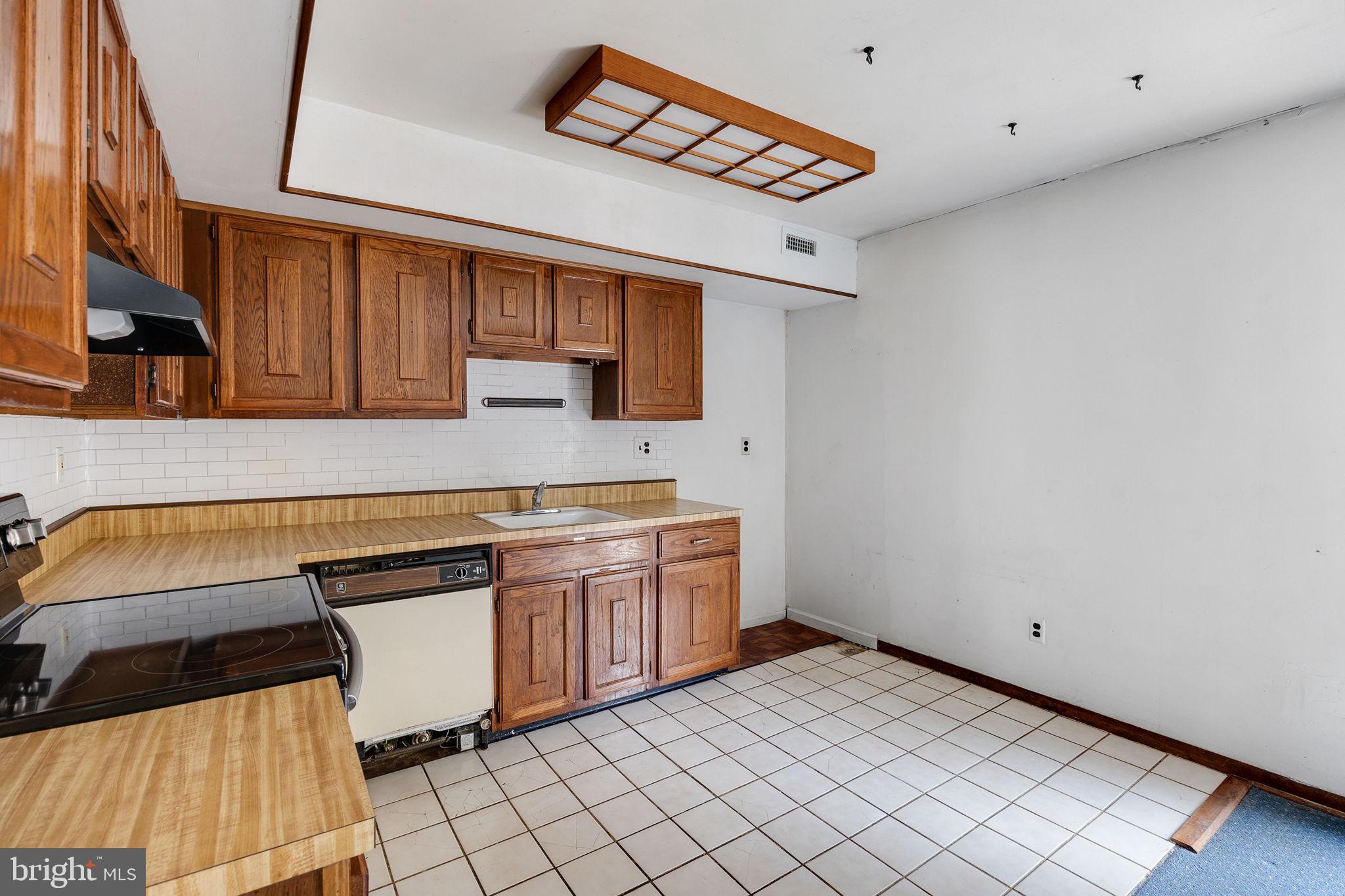 VILLAGE SHIRES - Residential