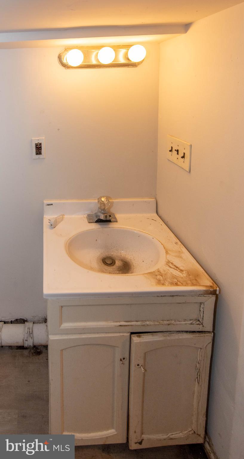 HOLLINS MARKET - Residential