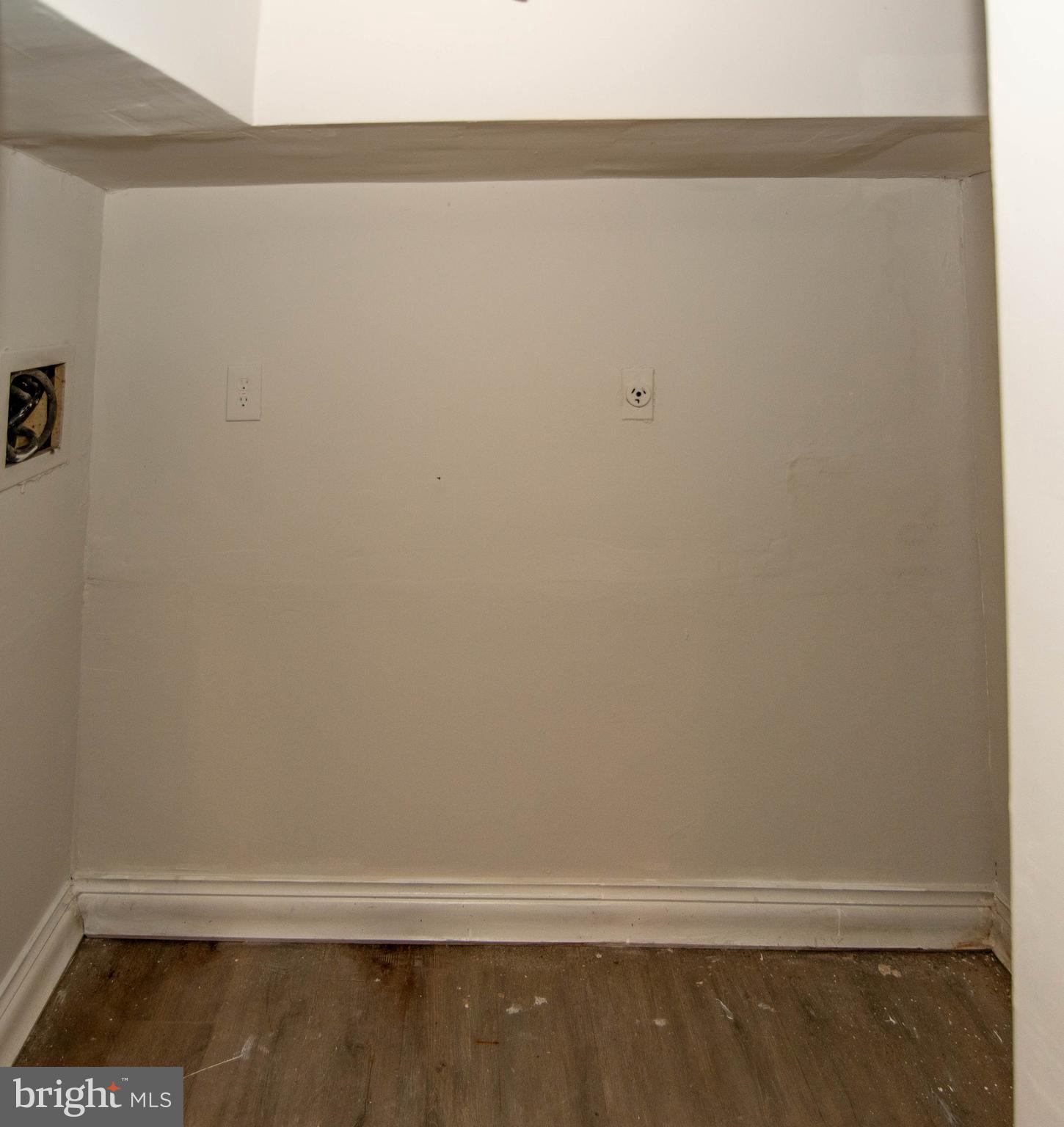 HOLLINS MARKET - Residential