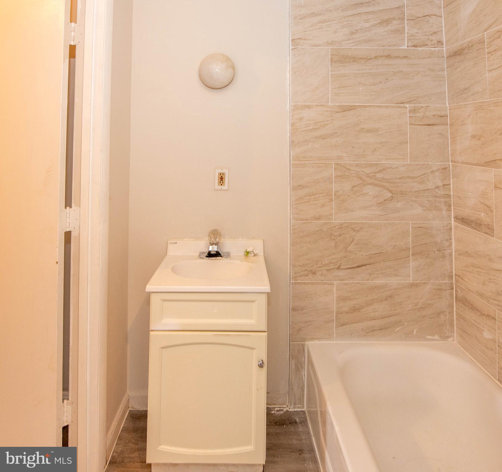 HOLLINS MARKET - Residential