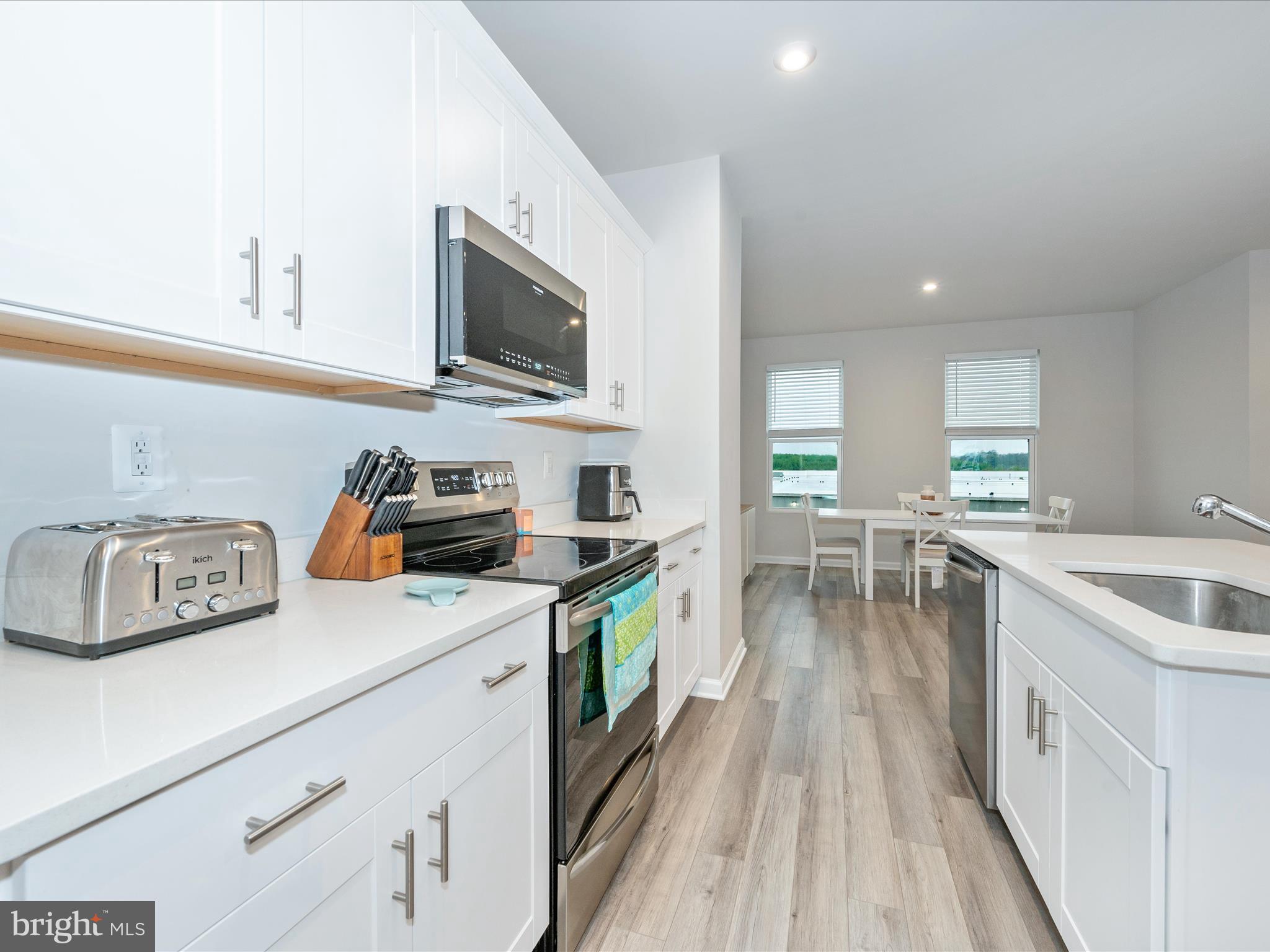 PRESIDENTS POINTE - Residential