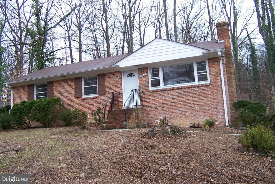 CONVENIENT LOCATION. PETS FRIENDLY, VACANT.LARGE YARD,WALK OUT LEVEL FINIHED BASEMENT, HWD FLOORS ON MAIN LEVEL