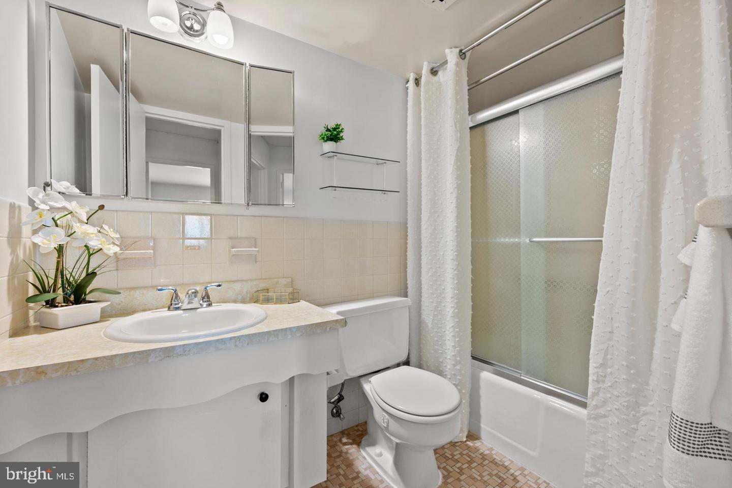 UNIVERSITY TOWERS CODM - Residential Lease