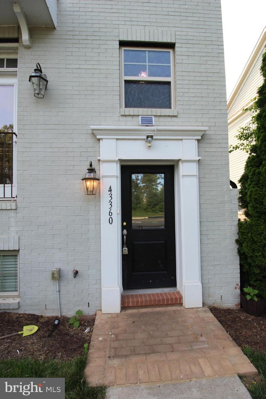 2512sq ft END UNIT- MI BALLSTON Model on 3 level with 3 Bed Rooms and 2.5 Bath with two Car Attached Garage . Modern Gourmet Kitchen with Granite Countertops, upgraded cabinets and GE Stainless Steel Appliances. Large Family and Kitchen combo, Dining Room  with Rear Deck(22x8)  and Rec Room int he Lower Level. Fresh Paint All throughout the Home.
CLOSE to AOL, RAYTHEON and VERIZON. .