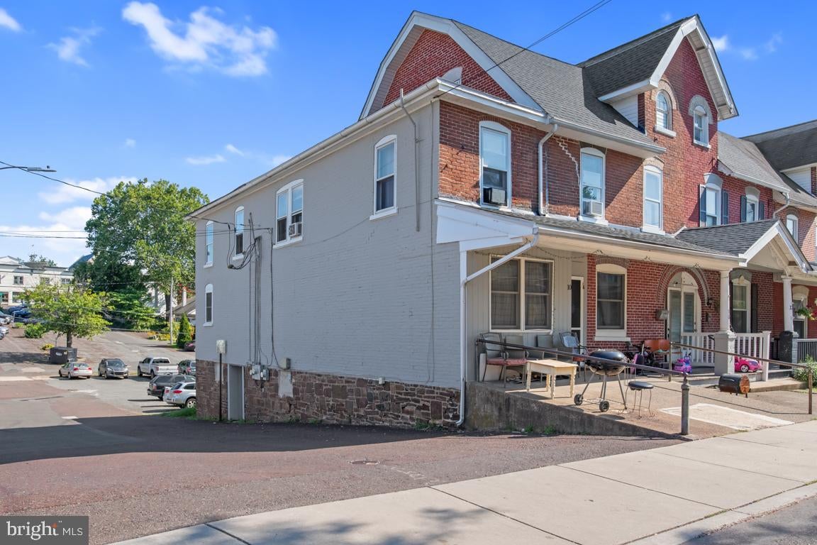 10 HILLSIDE AVENUE