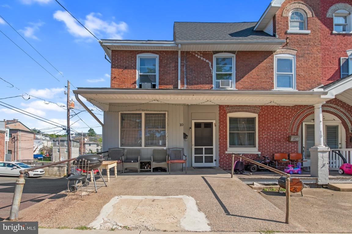 10 HILLSIDE AVENUE