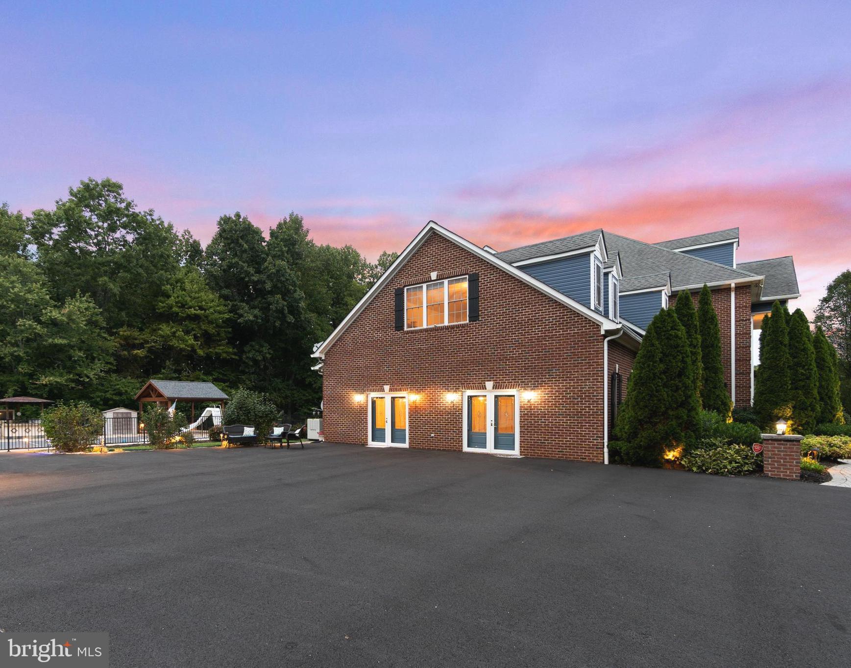 MAPLE HILL'S AFFLUENT - Residential