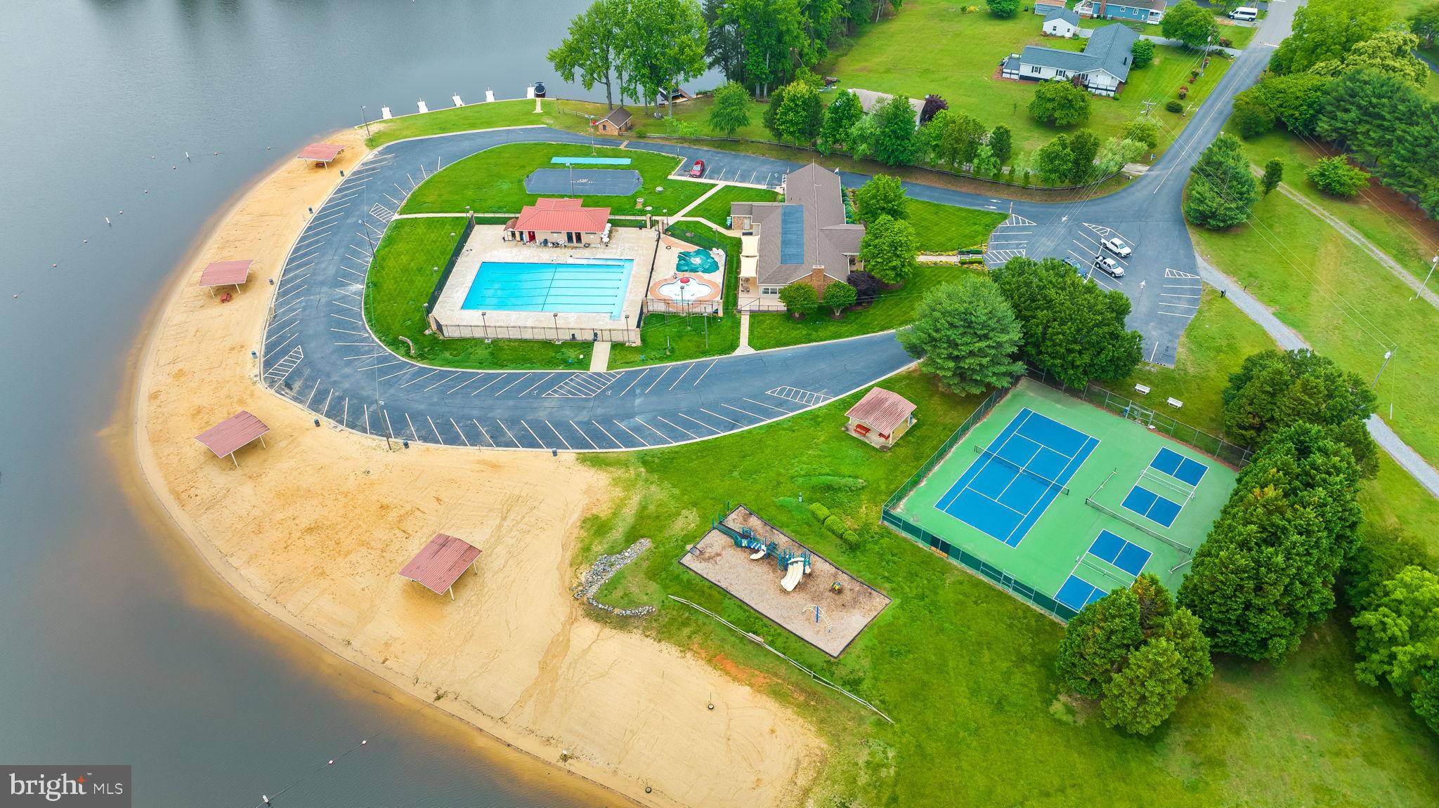 LAKE CAROLINE - Residential