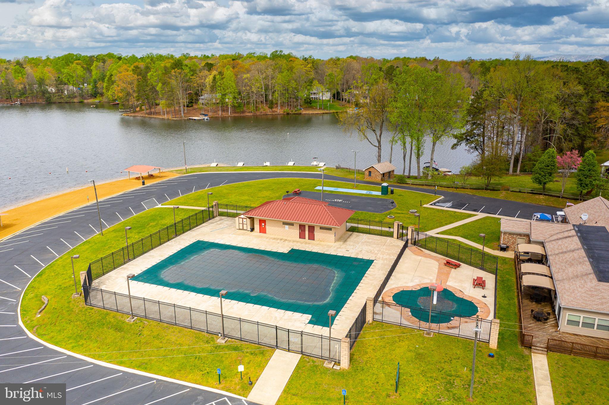 LAKE CAROLINE - Residential