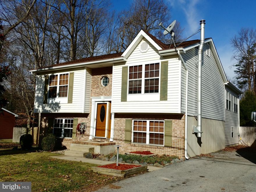 ***AMAZING HOME IN A WONDERFUL NEIGHBORHOOD***YOU WILL FEEL LIKE YOU'RE ON VACATION ALL THE TIME***TONS OF AMENITIES IN THE HOME AND NEIGHBORHOOD***POSSIBLE 4TH BEDROOM***AWESOME WORKSHOP***GRANITE COUNTERS***2011 HOME ADDITION FEATURES FABULOUS FAMILY ROOM WITH BUILT-IN STORAGE***30 AMP RV HOOK UP***2011 UPDATED HVAC***NEW LVP FLOORING IN BASEMENT***TONS OF STORAGE INCLUDING A CLIMATE CONTROLLED STORAGE AREA PLUS 2 SHEDS***FENCED BACK YARD***SECURITY SYSTEM CONVEYS***WOOD  & TILE FLOORS***PREWIRED FOR SPEAKER SYSTEM***3 COMMUNITY BEACHES OFFERING SWIMMING, BOAT LAUNCH, AND FISHING (WITH PERMIT)***RENT THE CLUBHOUSE***ENJOY THE COMMUNITY HORSESHOE PITS***GO CAMPING AT THE COMMUNITY CAMPGROUND***ENJOY EXPLORING THE COMMUNITY TRAILS AND MORE***SIMPLY ENJOY!