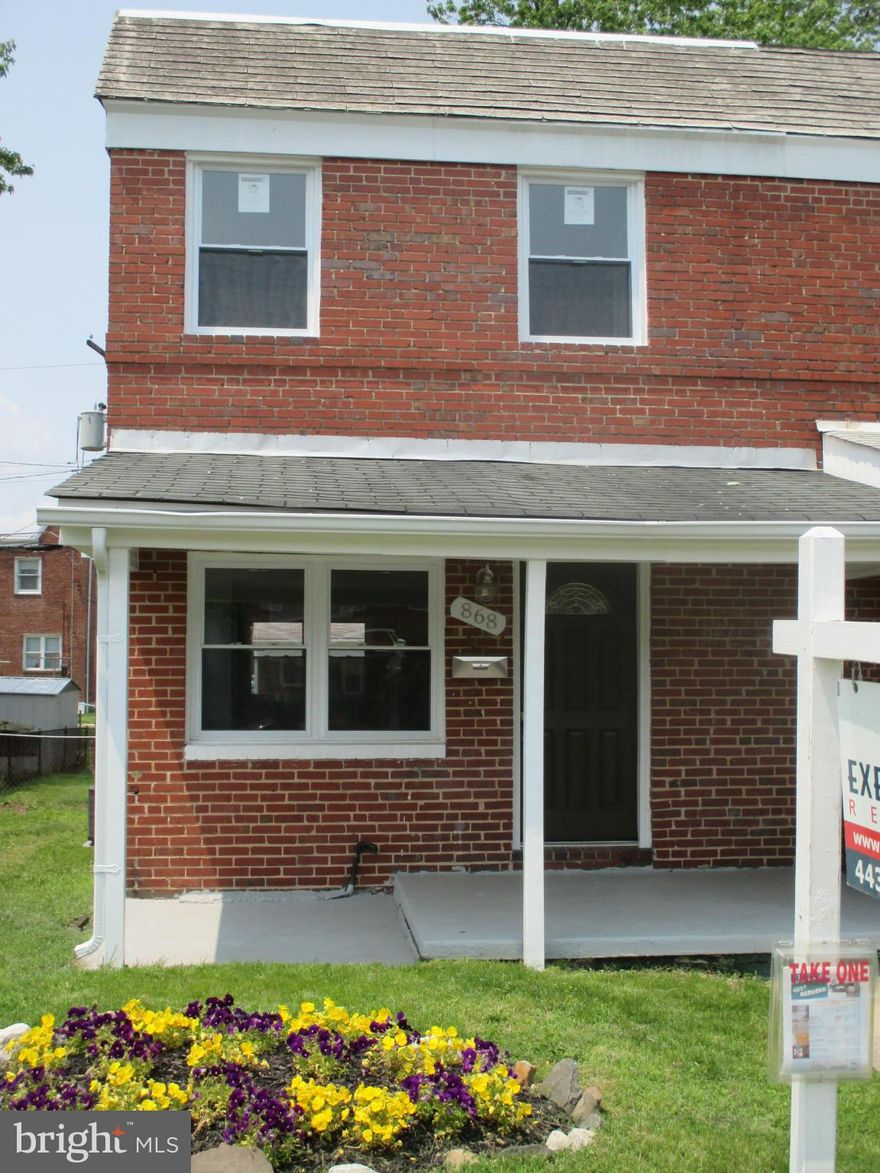 BACK ON THE MARKET!!!  SPECTACULAR FULLY RENOVATED TOP 2 BOTTOM EOG ROW W/ 3BR & 2FBA. NEW GOURMET KIT. W/ 42" CABINETS & A KIT. ISLAND. GRANITE COUNTERTOPS, MODERN GLASS TILE BACKSPLASH & SS APPL. UPDATED BATHS W/ NEW CERAMIC TILE, VANITIES, FIXTURES, ETC. BAMBOO FLR MAIN LVL, BERBER CARPET UPPER/LOWER. NEW DOUBLE PANE/HUNG WIND., EXT/INT DOORS, RECESSED LIGHTING, NEW HVAC. FINISHED BASEMENT!