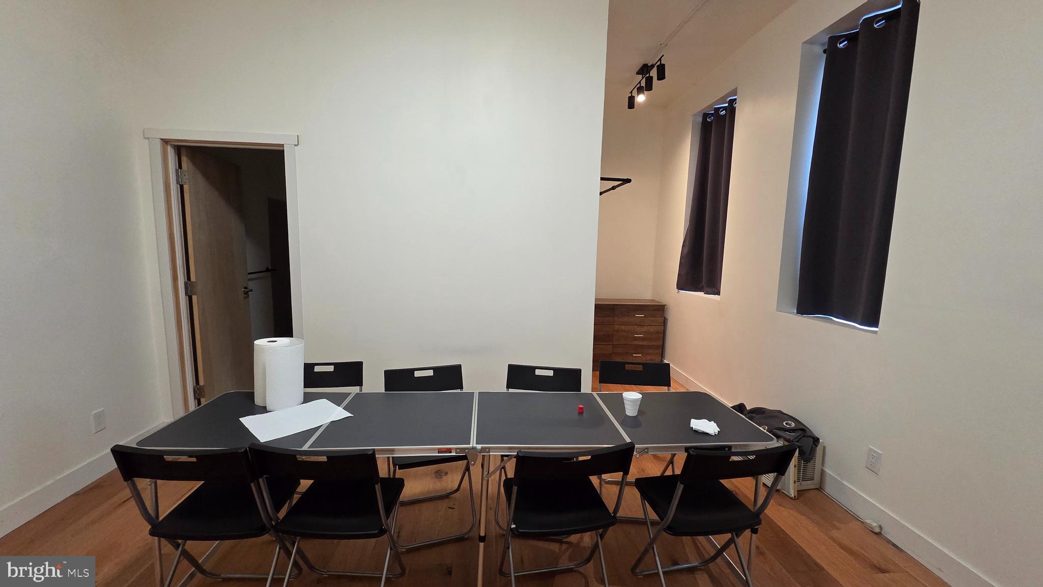 EAST KENSINGTON - Commercial Sale