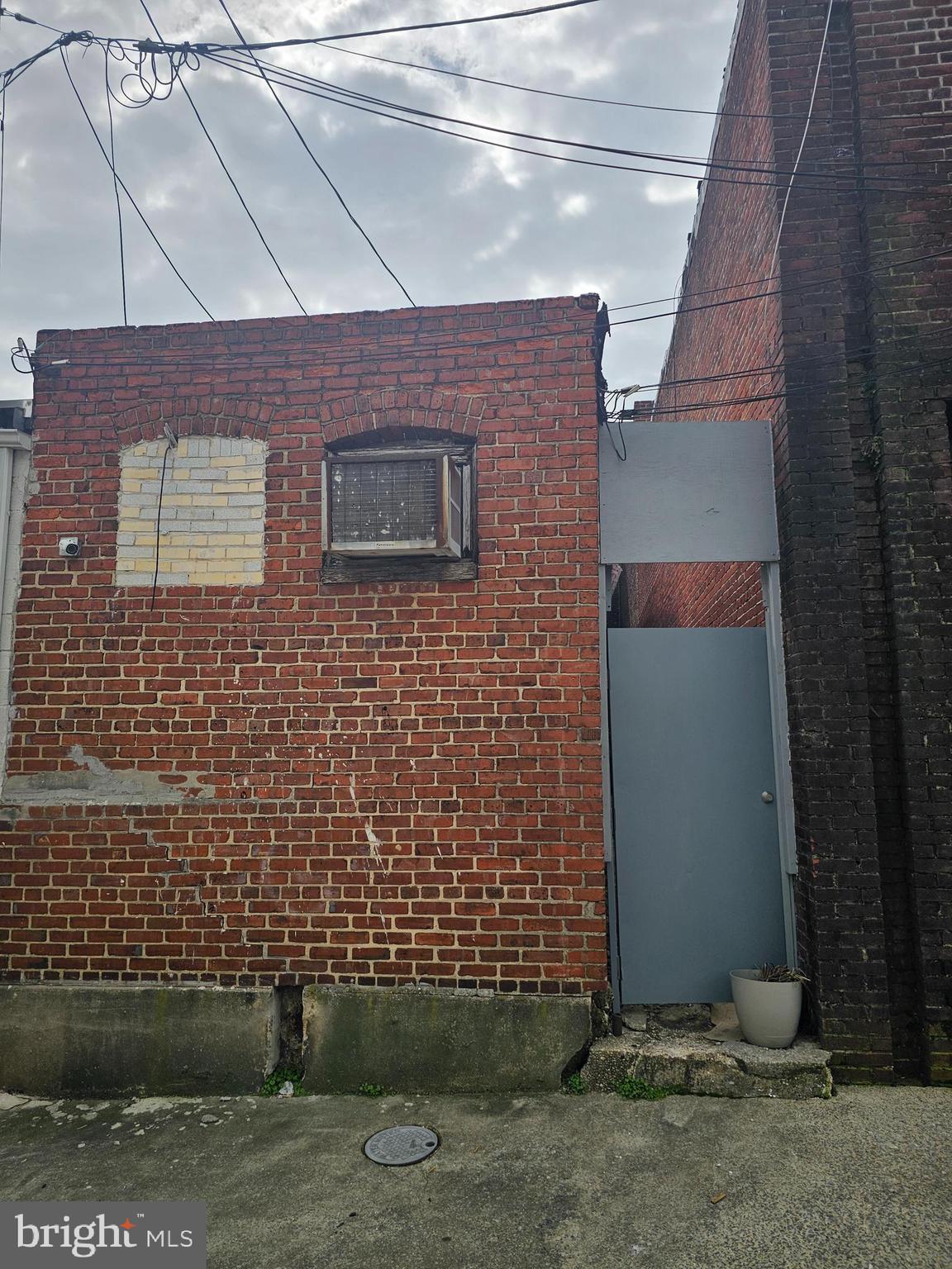 2122 E MONUMENT STREET