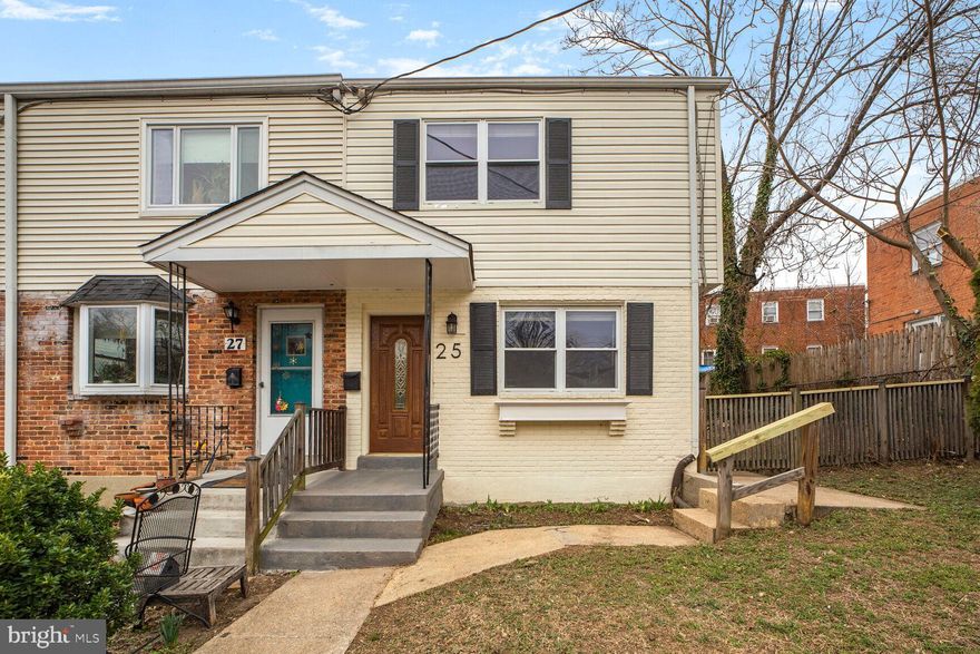 Updated 3BR, 3 FULL BATH semi-detached charmer with full basement, driveway parking, and no HOA or condo fees! Don't miss this rare opportunity to own in the ever-popular Cameron Homes corridor in the heart of Alexandria!
This 3BR, 3BA home offers 1,580 SF on 3 levels, 2-car driveway parking, numerous updates, and fresh paint throughout. Main level features include a spacious living room with hardwood floors, custom chair rail, and crown molding. The updated kitchen has granite countertops, stainless steel appliances, double sink, and a peninsula island for additional dining. A full bath and separate exit to fenced yard off the kitchen add to the convenience of this home. The upper level features 3 bedrooms, a full bath with tub/shower, freshly-cleaned carpet, and attic access for your storage needs. The lower level boasts a huge rec room with re-built window wells, a 3rd full bath with stall shower, and storage room with updated HVAC & front-load washer/dryer.
The fenced yard provides endless opportunities to enjoy gatherings, gardening & more. This lovely home is within 2 miles of I-395, I-495, as well as the King Street, Eisenhower AND Huntington metros. With numerous parks and shops nearby, 25 S. Early St. is truly the perfect place for you to call home.