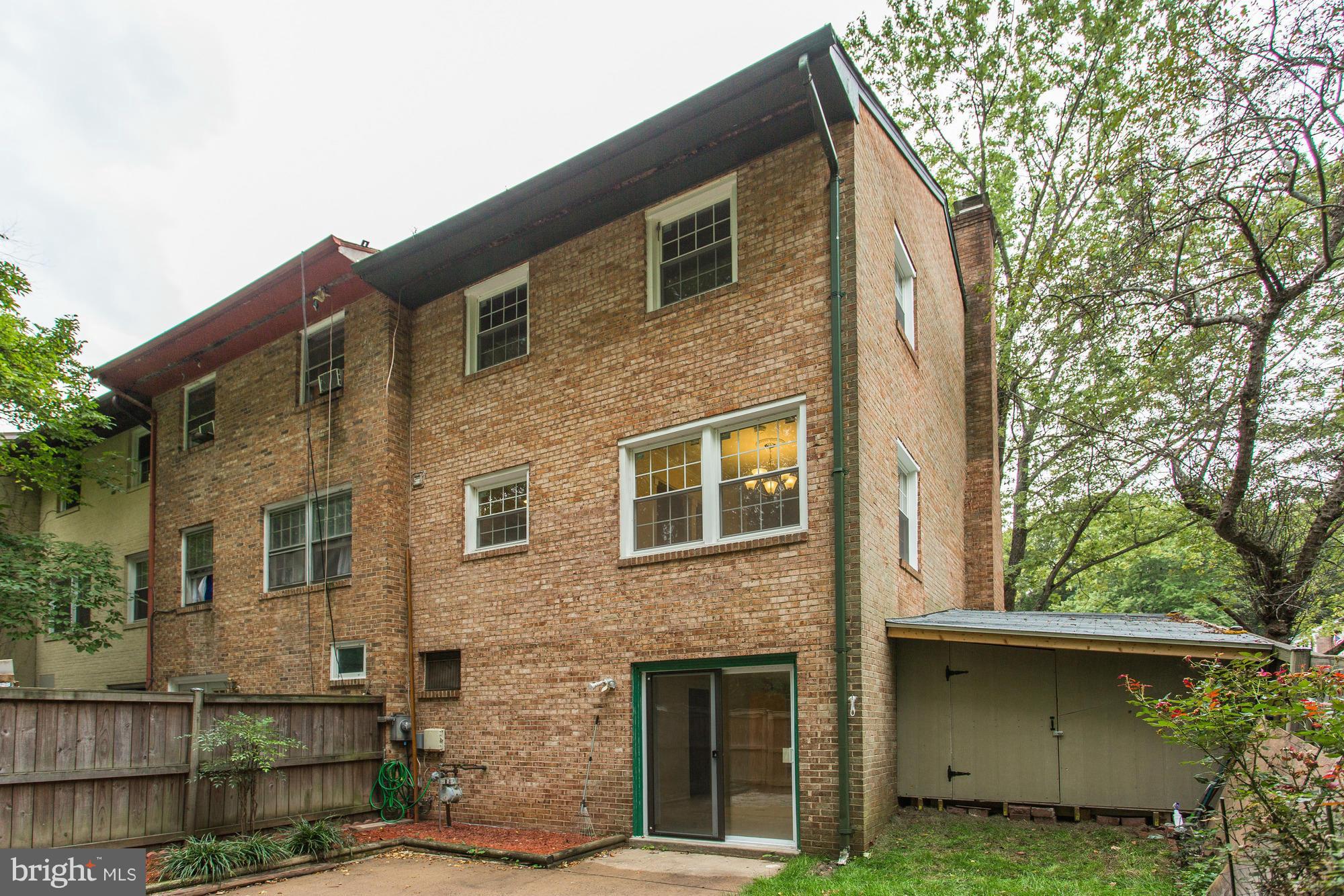 LONDON TOWNE - Residential