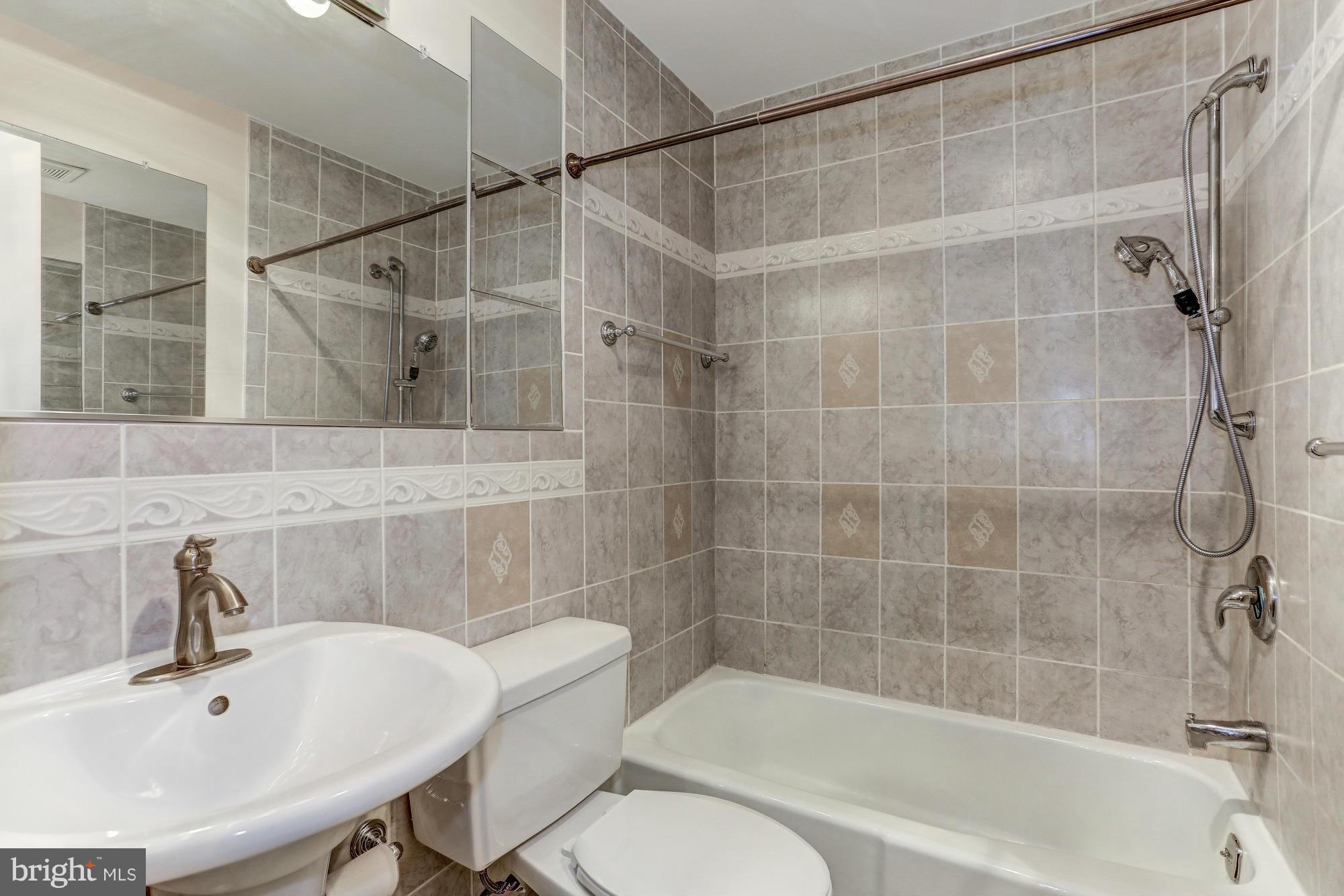 LONDON TOWNE - Residential