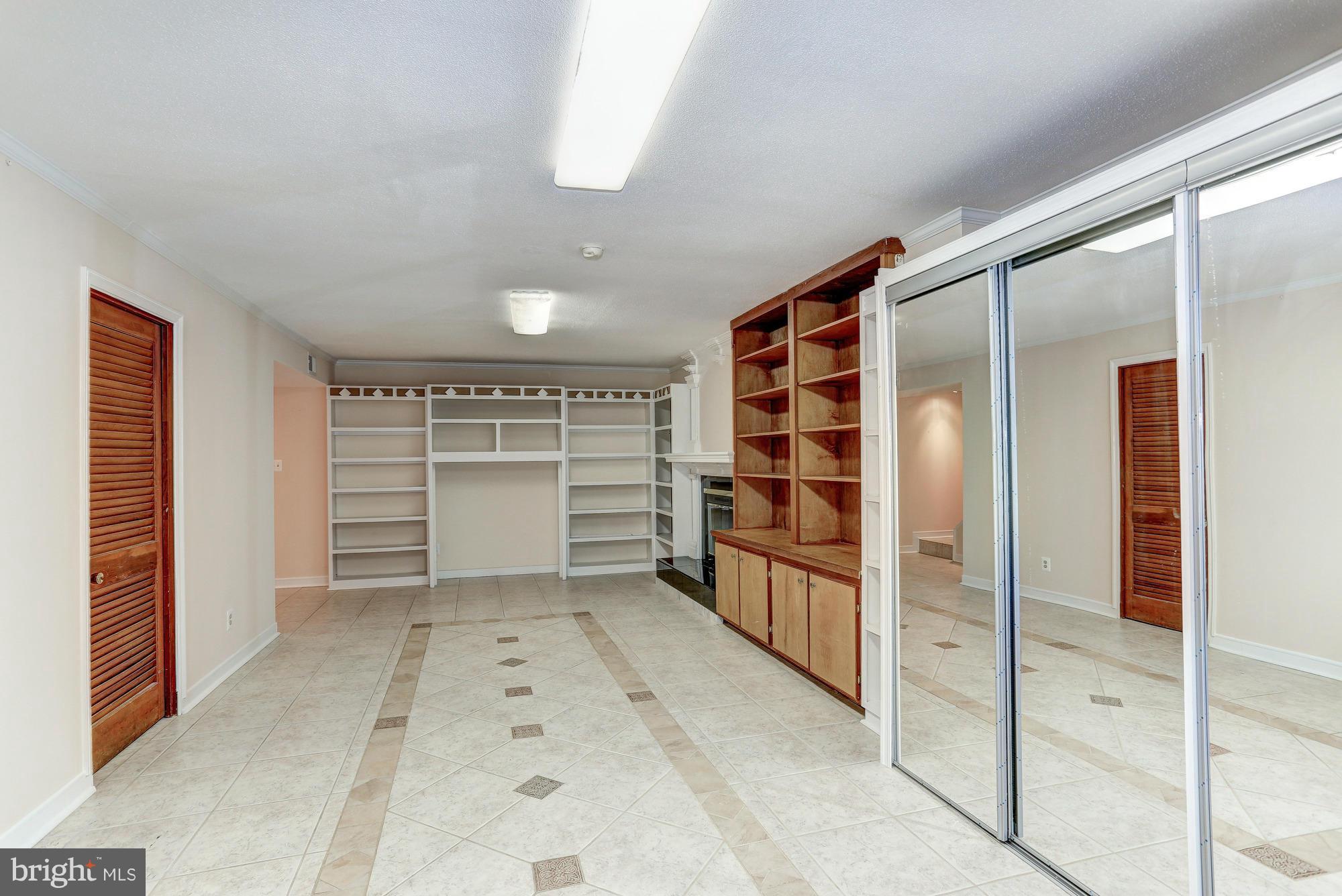 LONDON TOWNE - Residential