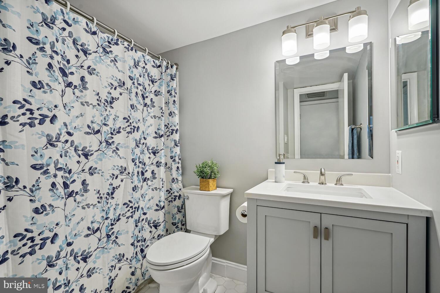 VISTAS OF VIENNA CONDOMINIUMS - Residential