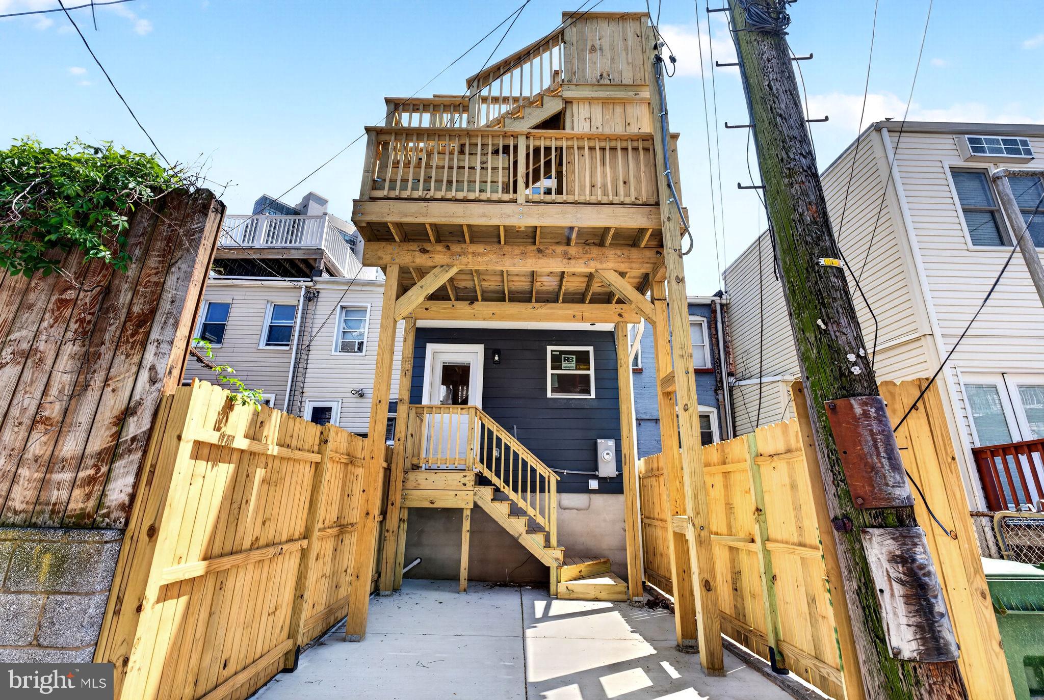 LOCUST POINT - Residential