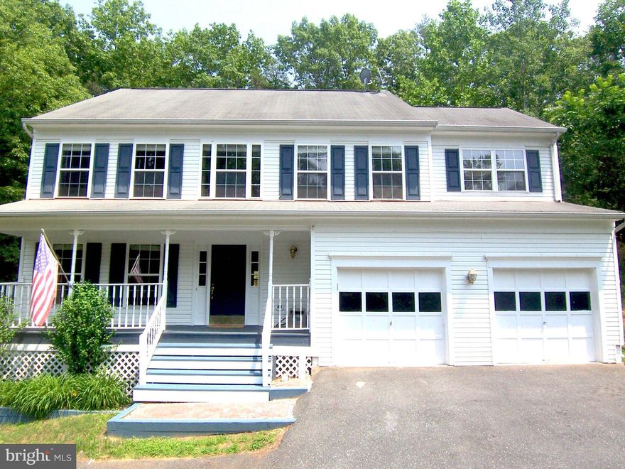 MOVE-IN READY! MILITARY TENANTS ONLY. KIT W/ SS APPL, GRANITE CT, DEEP DBL UNDRMNT SINK, PANTRY *HW FLRS T/O MAIN LVL & STAIRCASE TO UPR LVL *NEW PAINT & CARPET * MBR W/WIC & MBA W/VAULTED CEILING & SKYLIGHT *ARCH DETAILS INCL: CROWN & SHADOW BOX MLDG, CHAIR RAIL, CATHEDRAL & VAULTED CEILINGS, PALLADIAN WINDOWS *NEWLY STAINED REAR DECK (36'X14') W/BUILT-IN SEATS *PRIVATE RR YARD *+ MORE