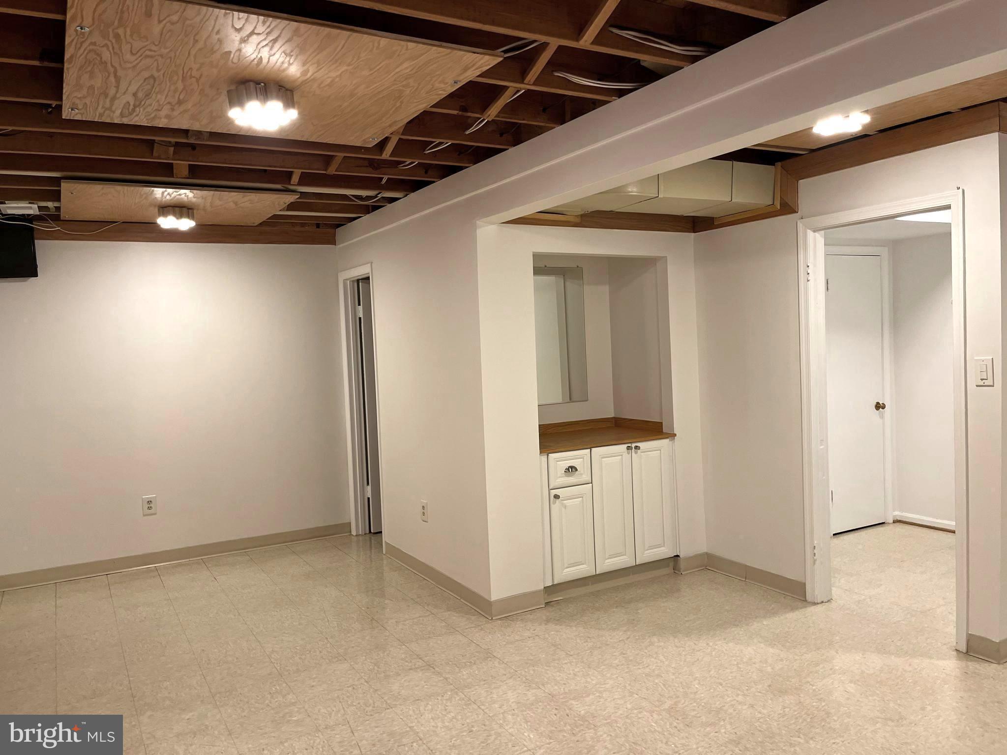 ROYAL COURT - Residential Lease