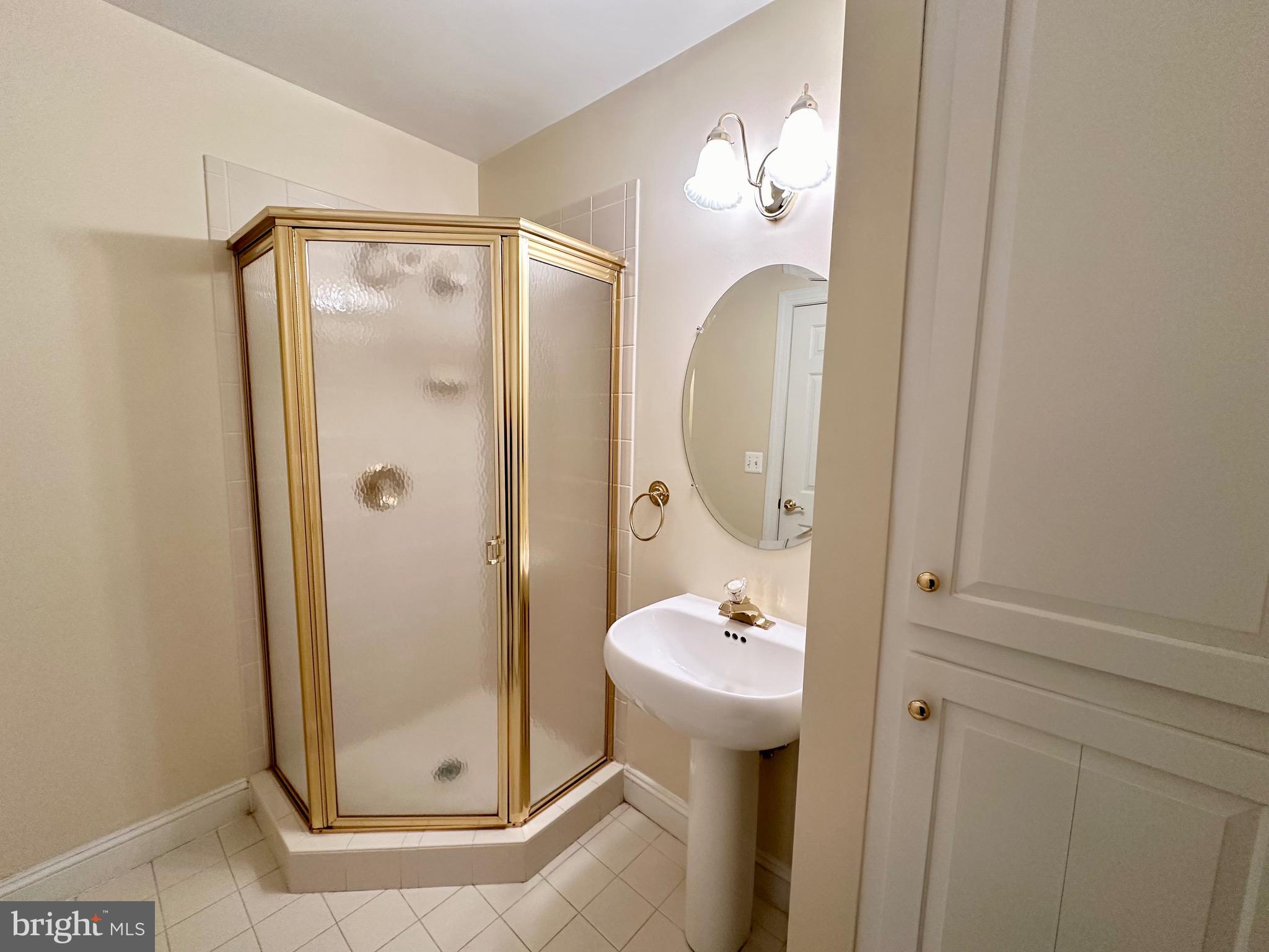 MCLEAN CREST - Residential Lease