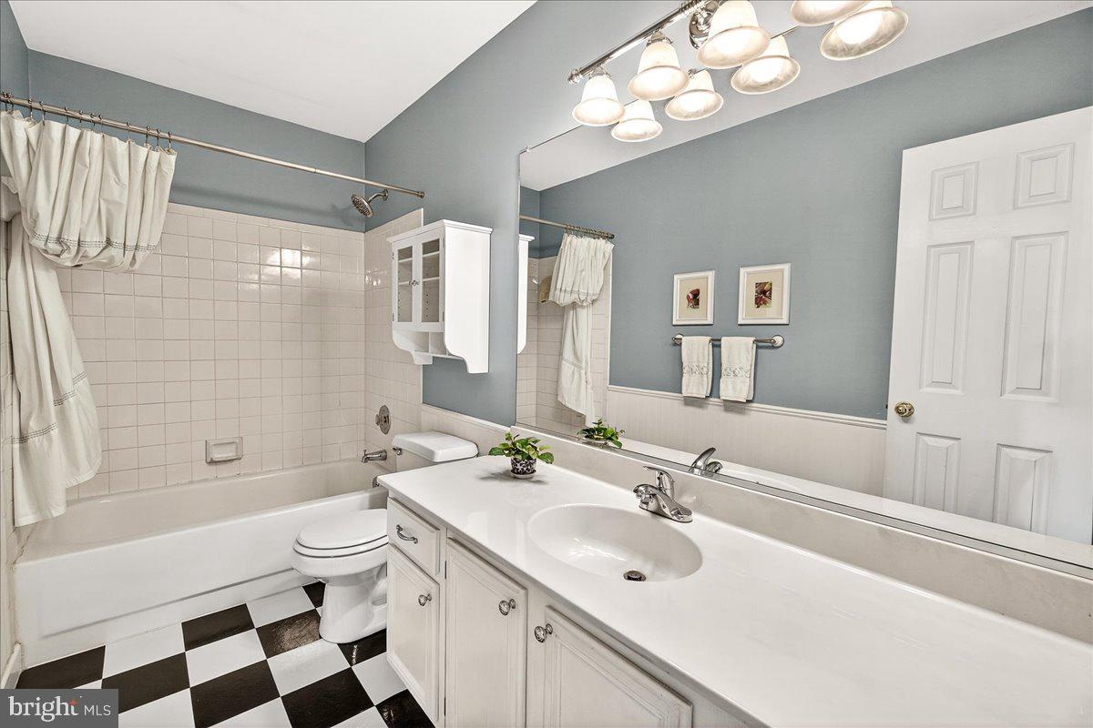 COURTS OF FOUR SEASONS - Residential