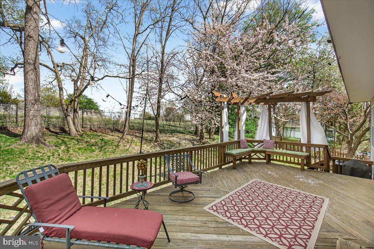 COURTS OF FOUR SEASONS - Residential