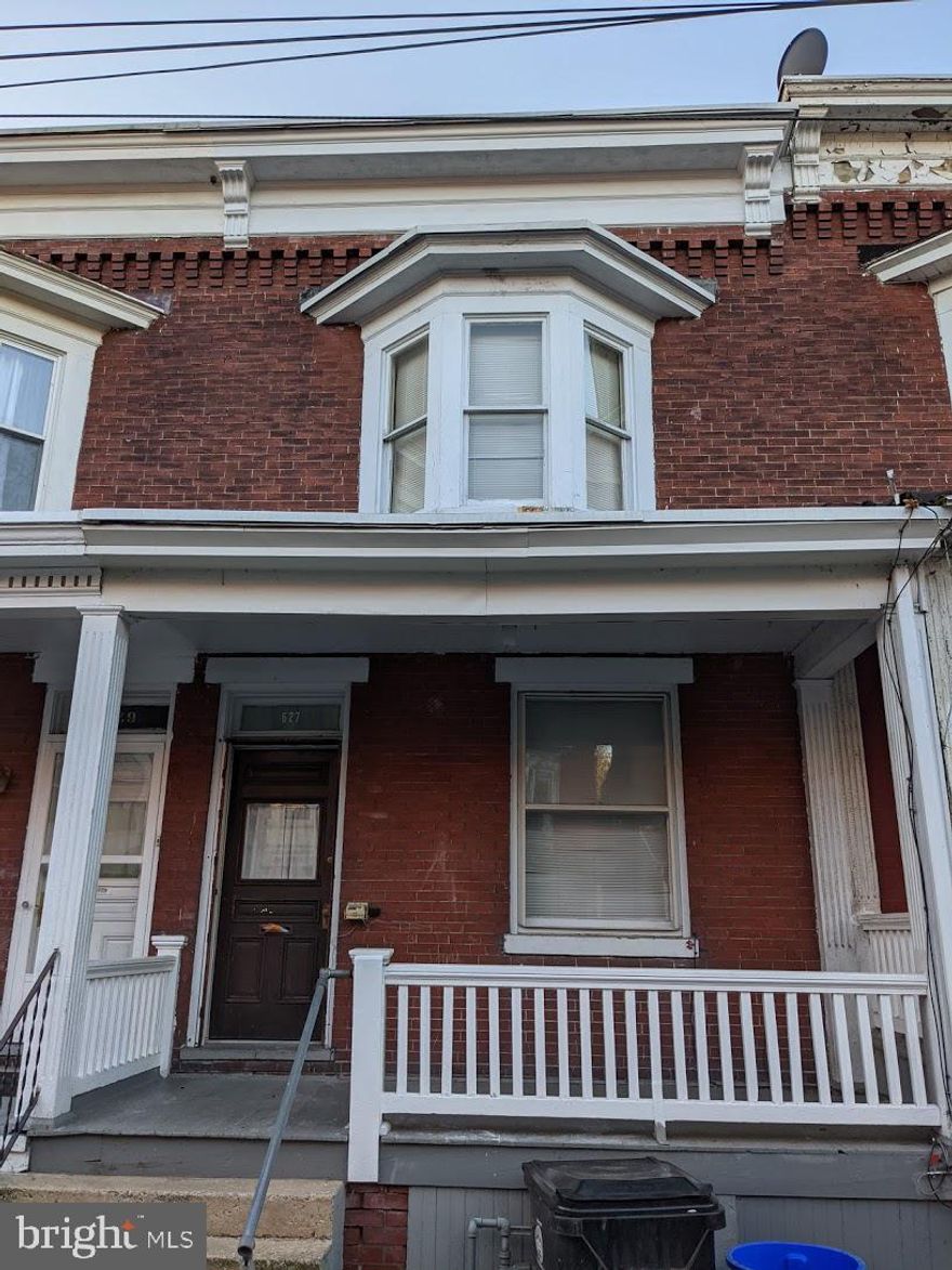 Very well maintained SFH on a quiet block in Jefferson Village.  This home is ready for immediate rent or for a family to call home.    We are expecting multiple offers - please present your highest and best offer by Monday!  Thanks