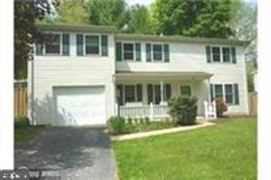 ***   Single family home with one car garage, 3 bedrooms, 2.5 baths. Master suite with large sitting area.  Kitchen has updated with stainless appliances, refinished hardwood floor, carpet upper level bedrooms.  Huge walk-in master bedroom closet with built-ins.  Family room with woodburning stove & walk-out to deck .  

Please text LA for showing.