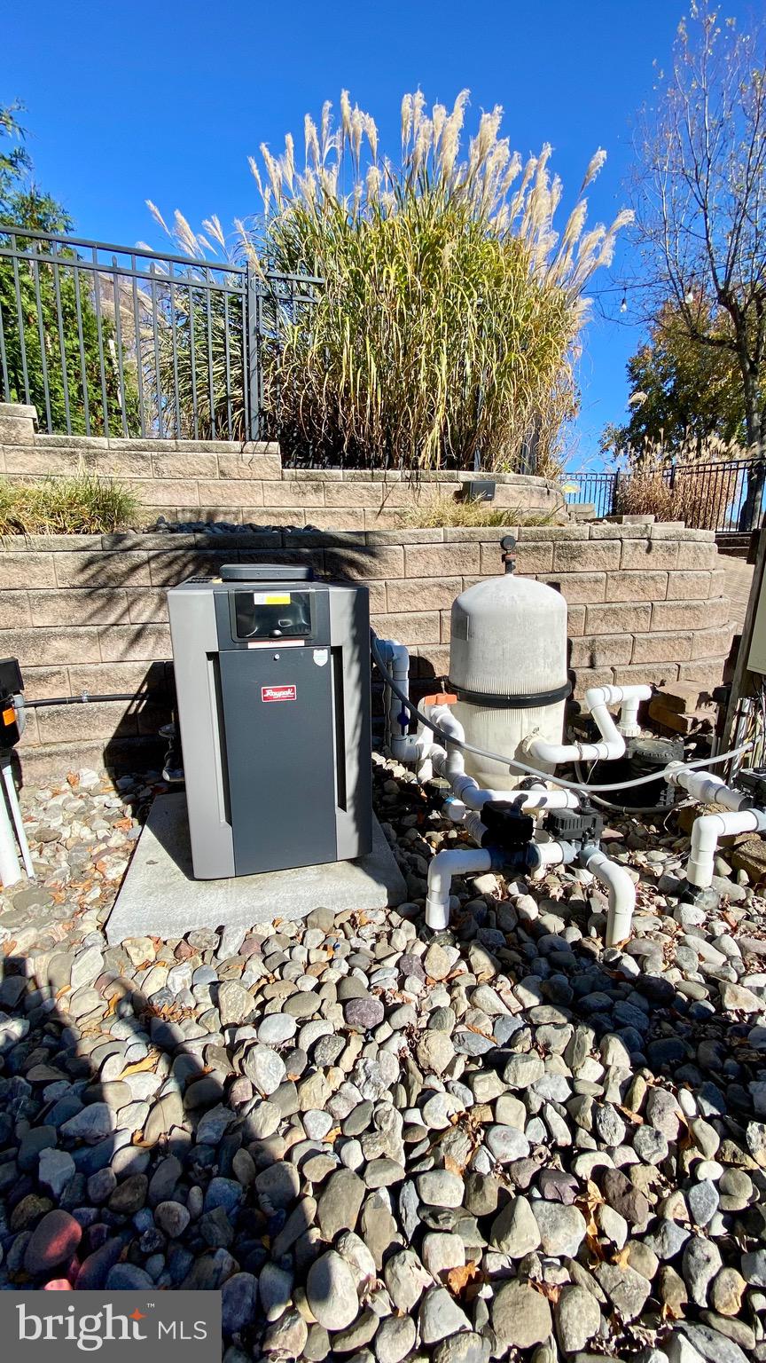 TAYLORS POINTE - Residential