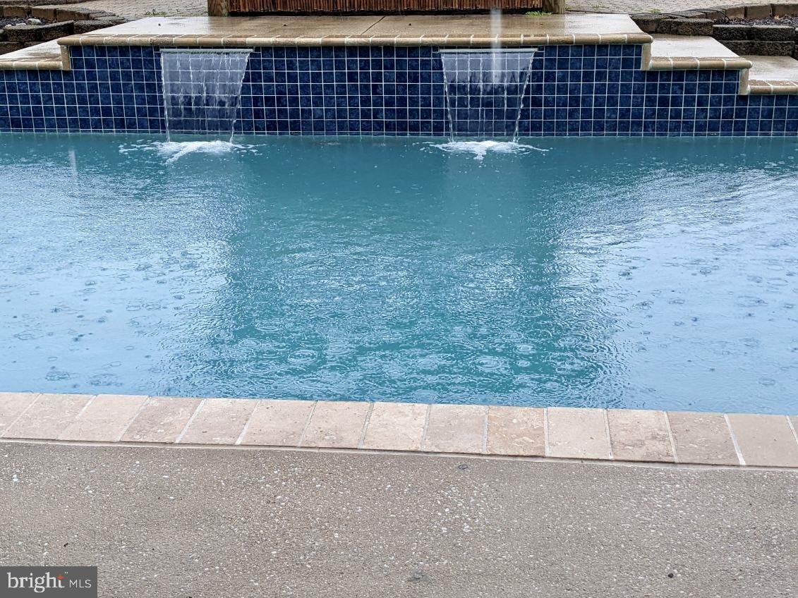 TAYLORS POINTE - Residential