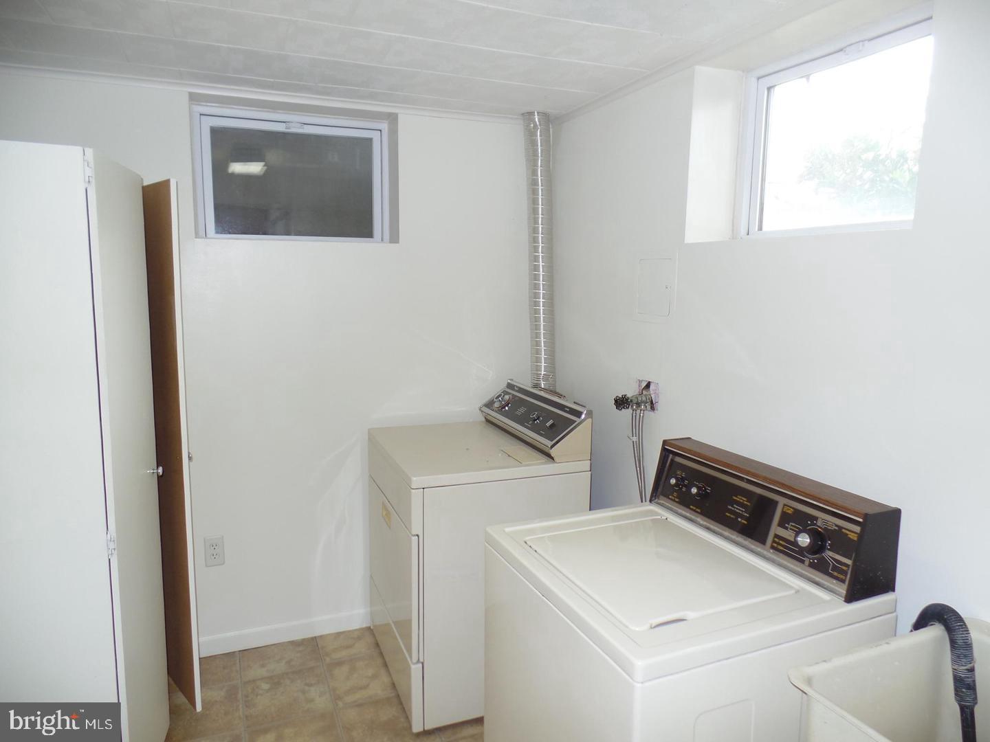 PIMMIT HILLS - Residential Lease