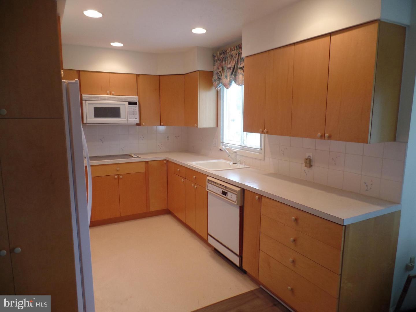 PIMMIT HILLS - Residential Lease