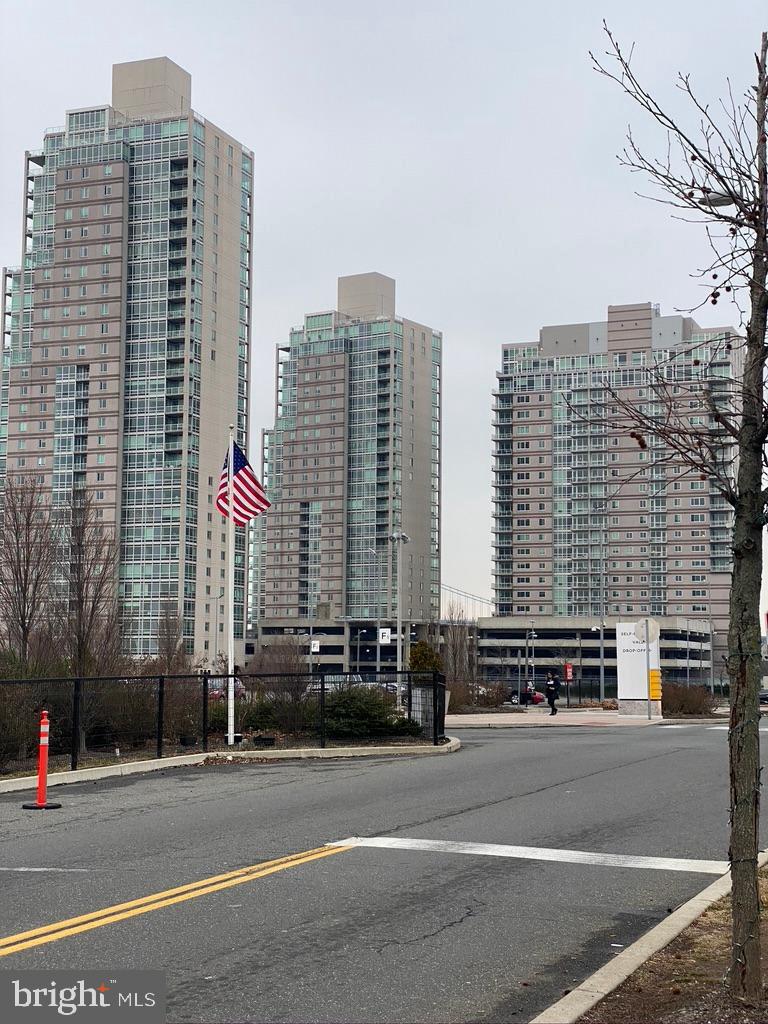 WATERFRONT SQUARE - Residential