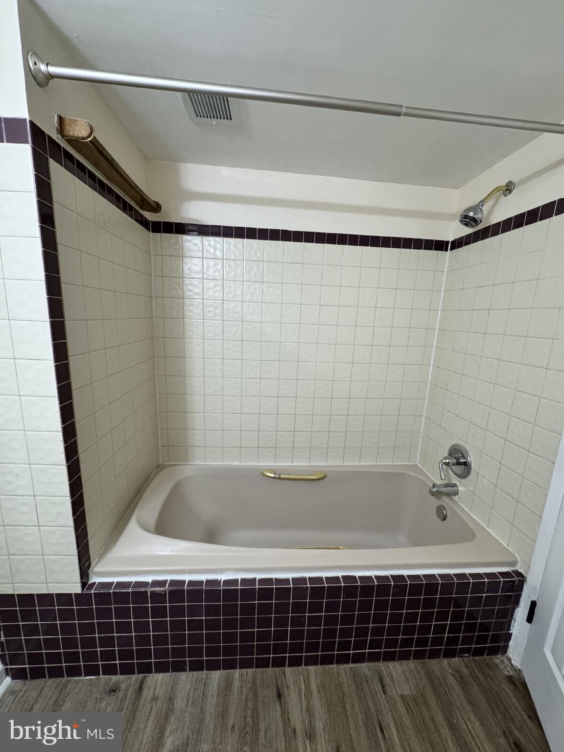 HUNTINGTON CLUB - Residential Lease