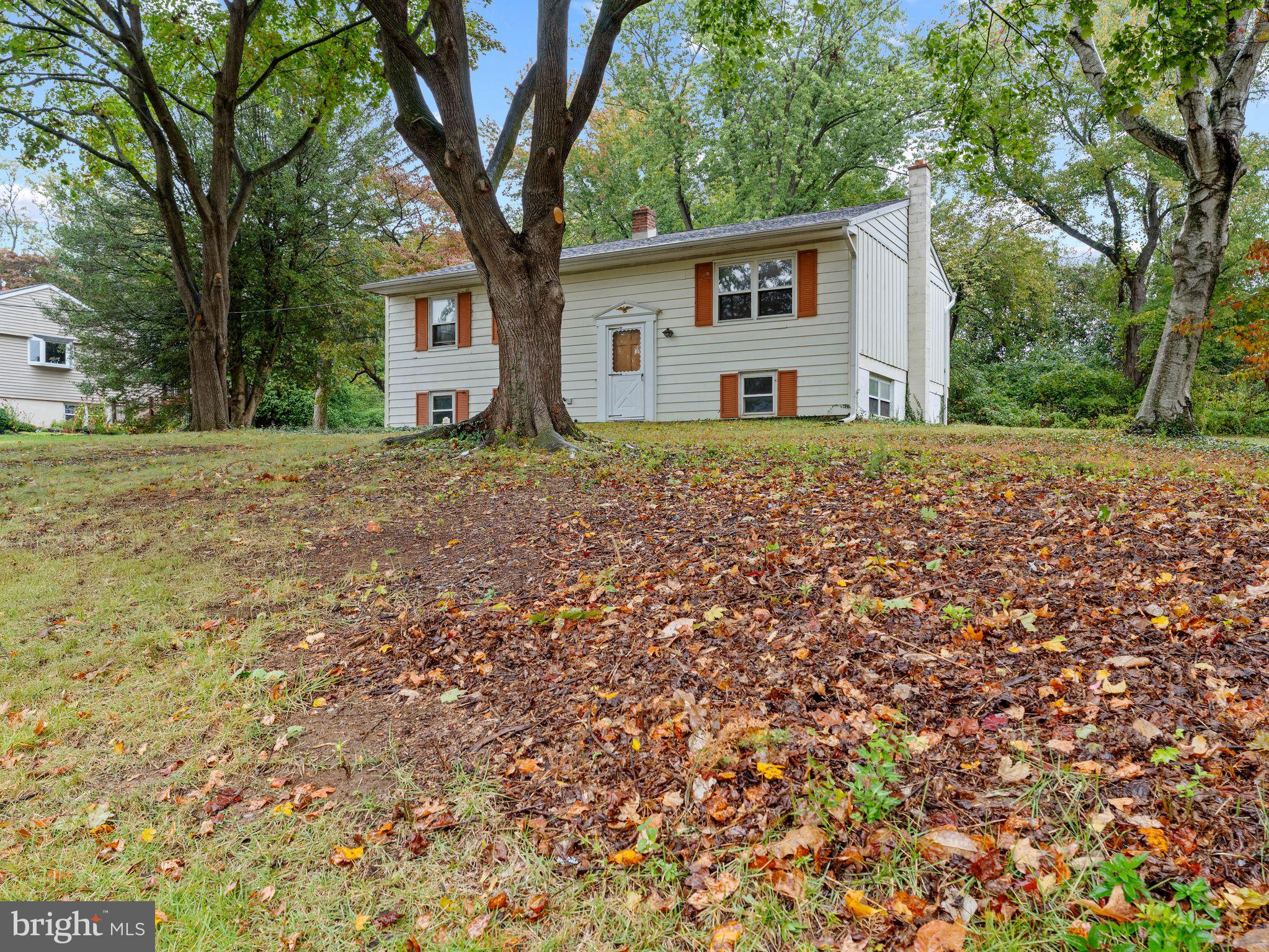 1625 HILLCREST LANE