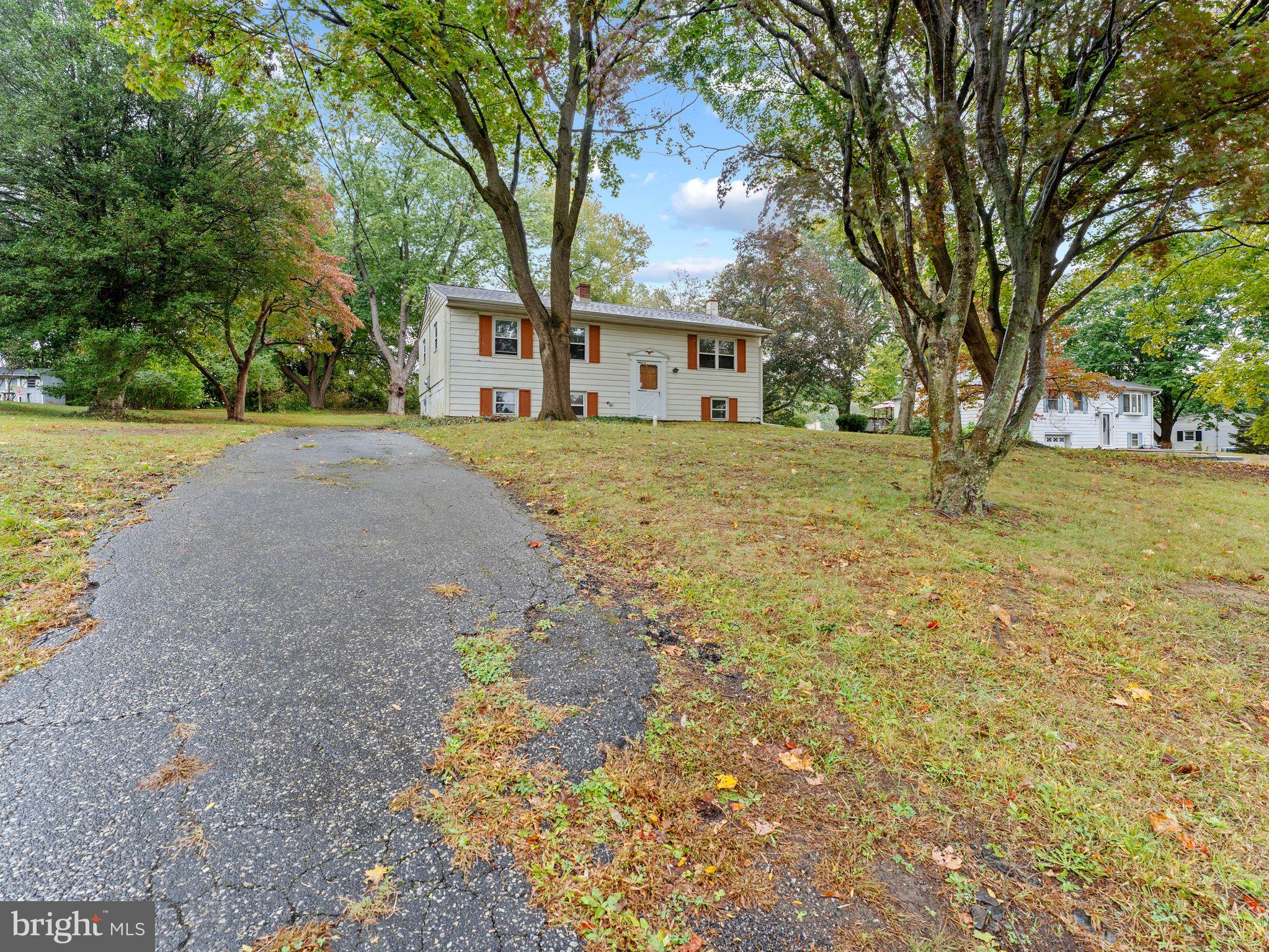 1625 HILLCREST LANE