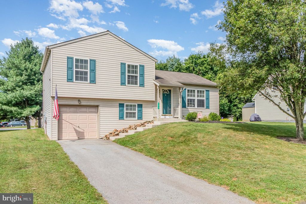 Photo of 111 Skipjack Way, BAINBRIDGE, PA 17502 (MLS # PALA2074496)