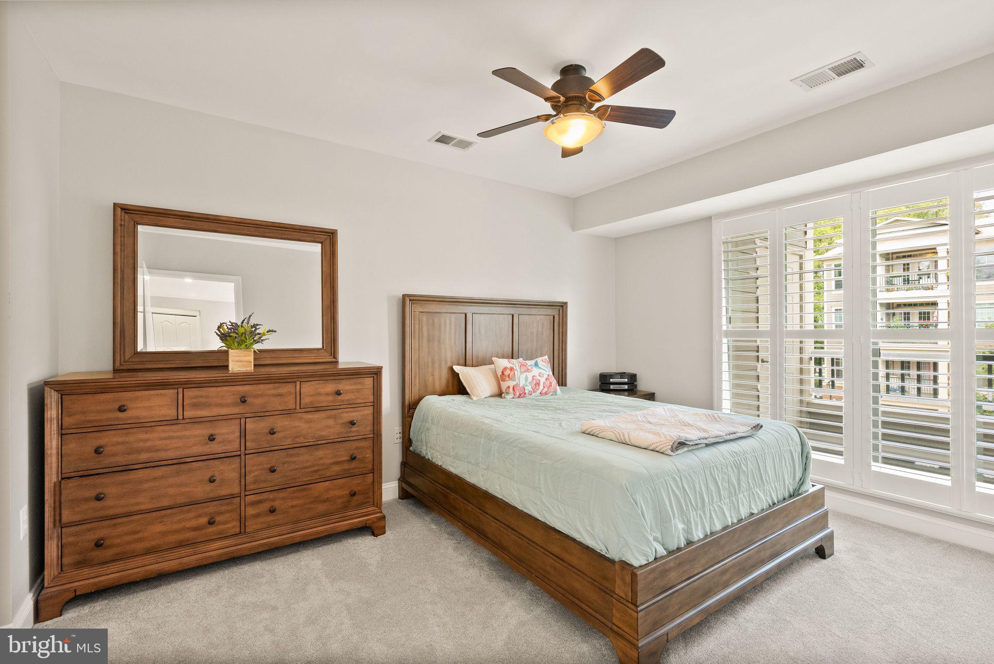 SAINTSBURY PLAZA - Residential