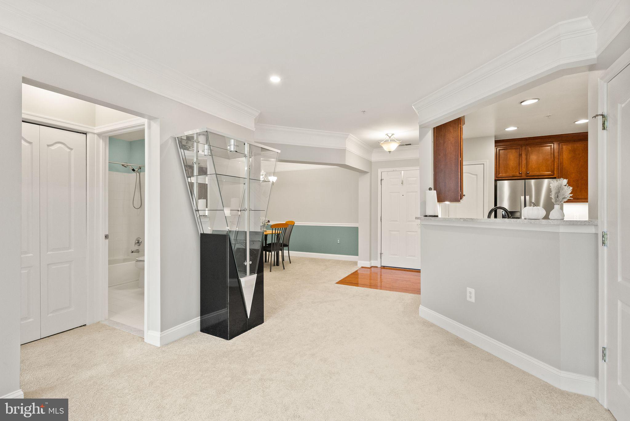 SAINTSBURY PLAZA - Residential