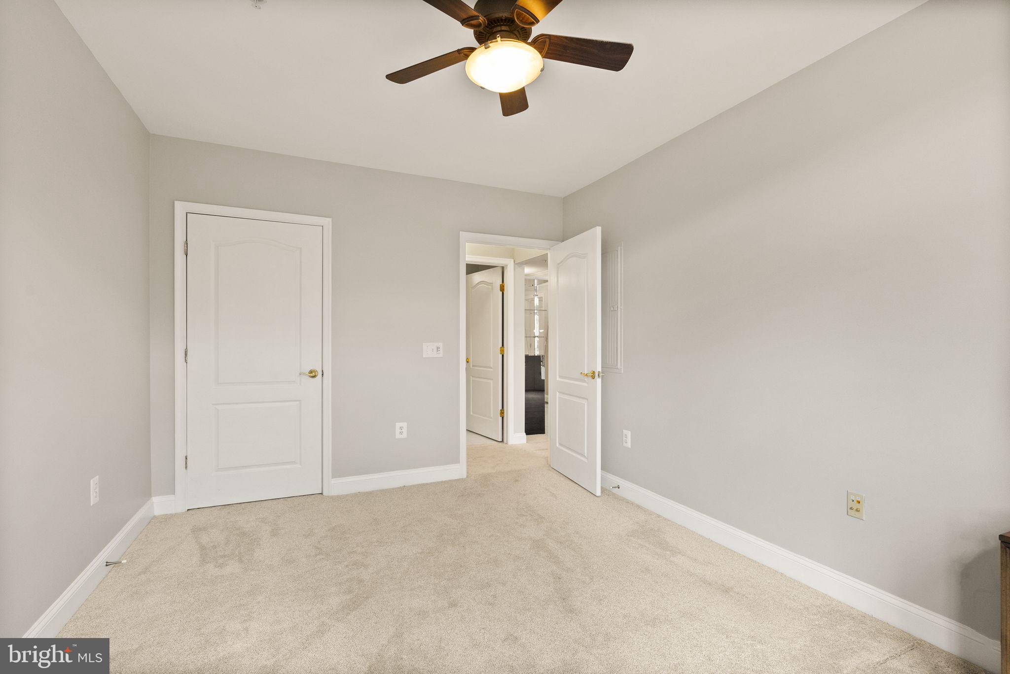 SAINTSBURY PLAZA - Residential